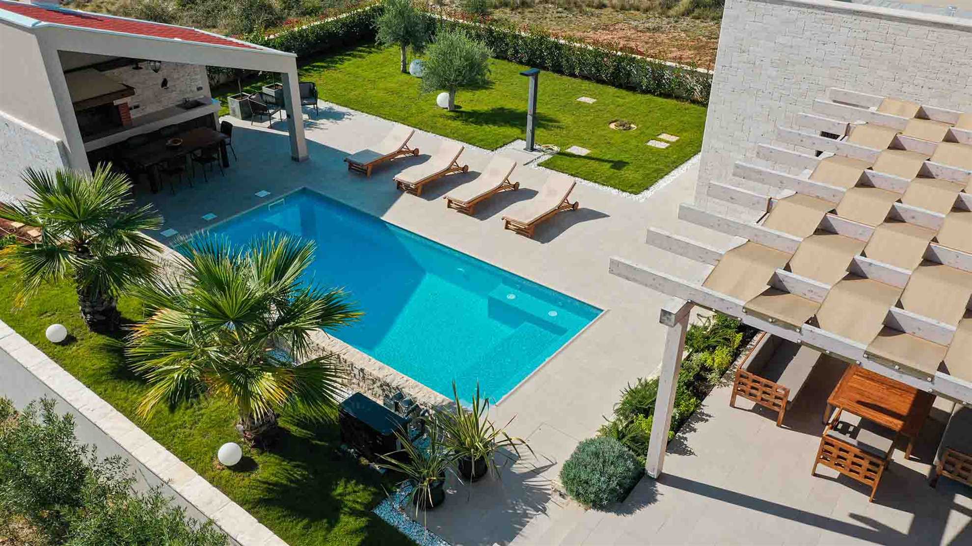 A modern villa in Nin area with sauna and a gym