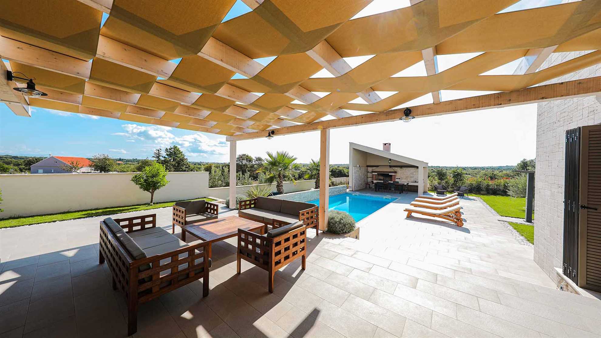 A modern villa in Nin area with sauna and a gym