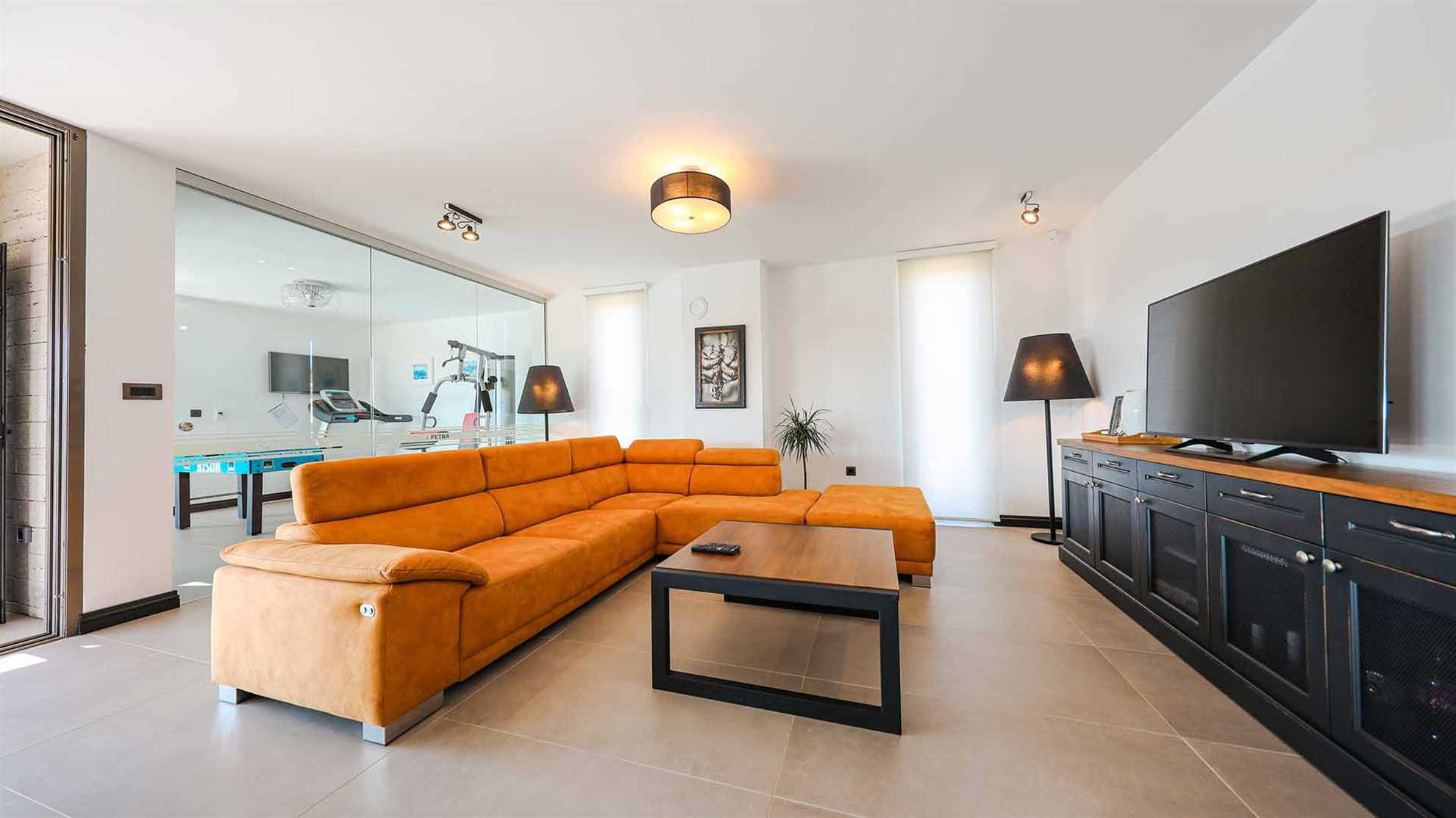 A modern villa in Nin area with sauna and a gym