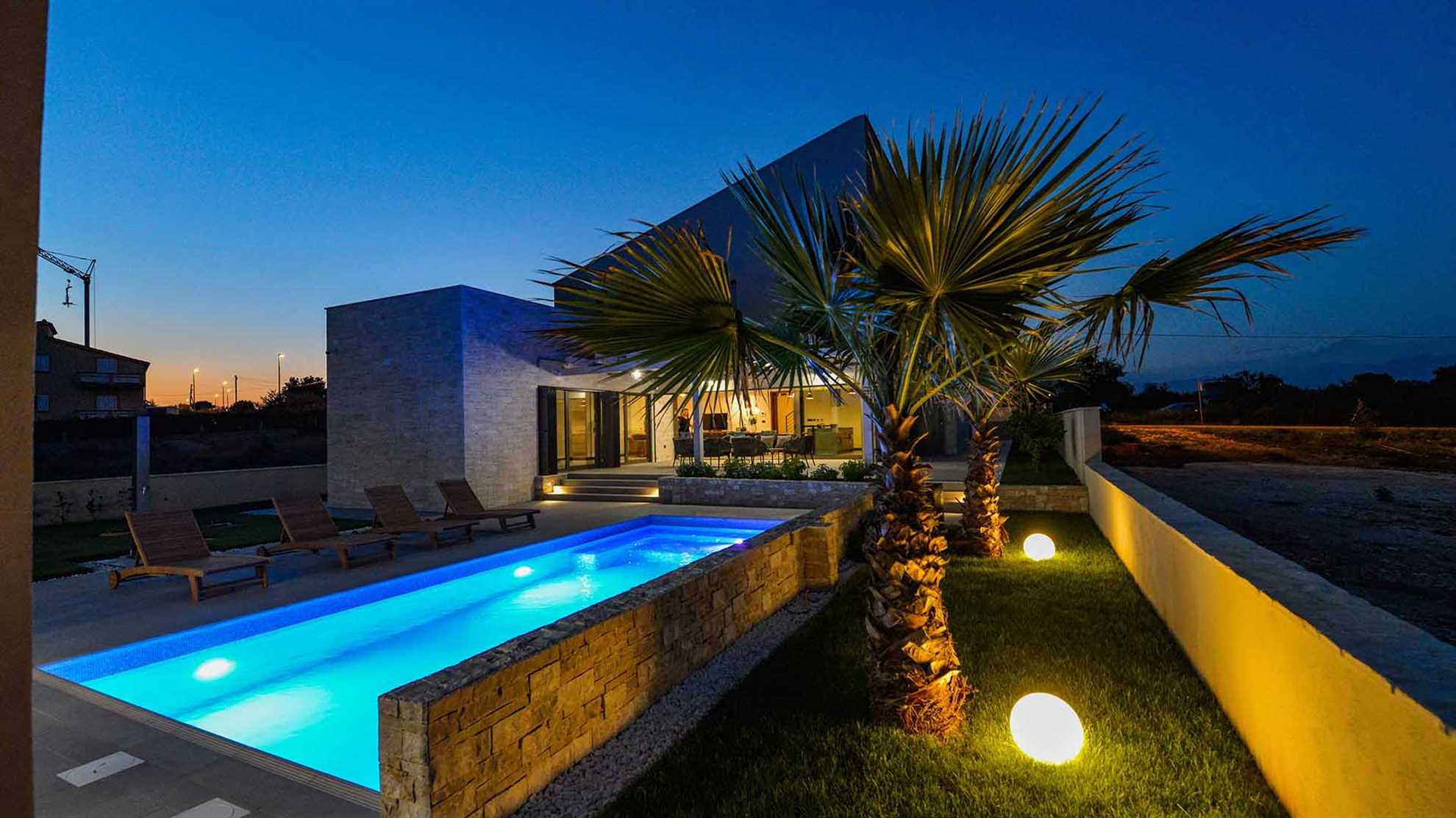 A modern villa in Nin area with sauna and a gym