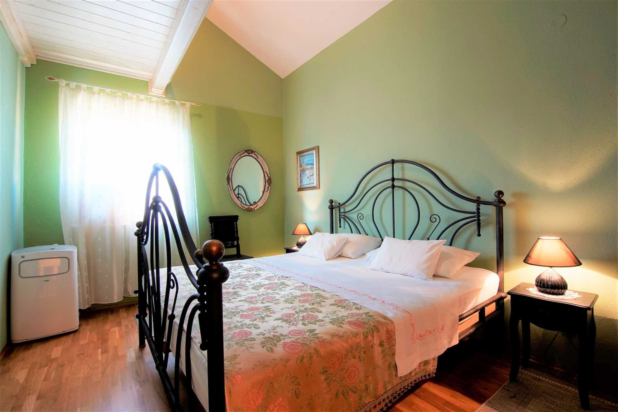 Traditional villa with swimming pool in Sumartin