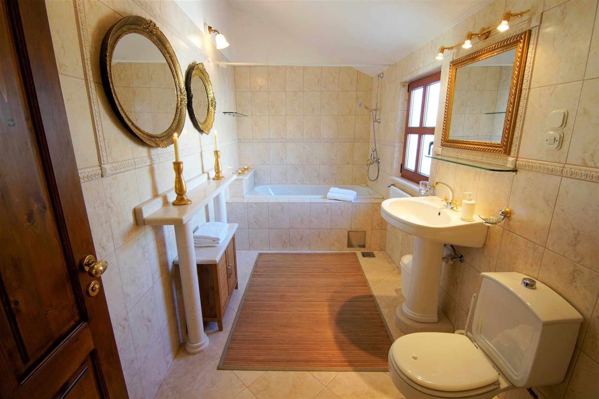 Traditional villa with swimming pool in Sumartin