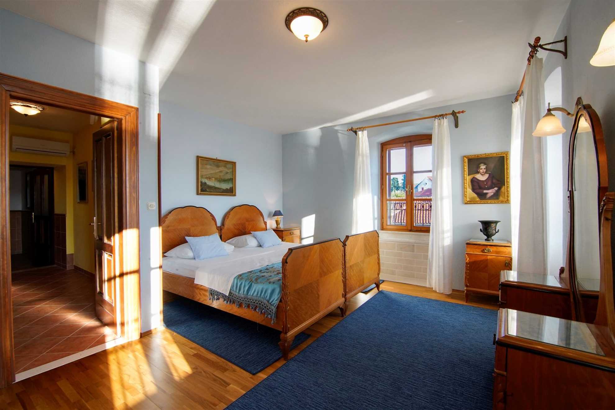 Traditional villa with swimming pool in Sumartin