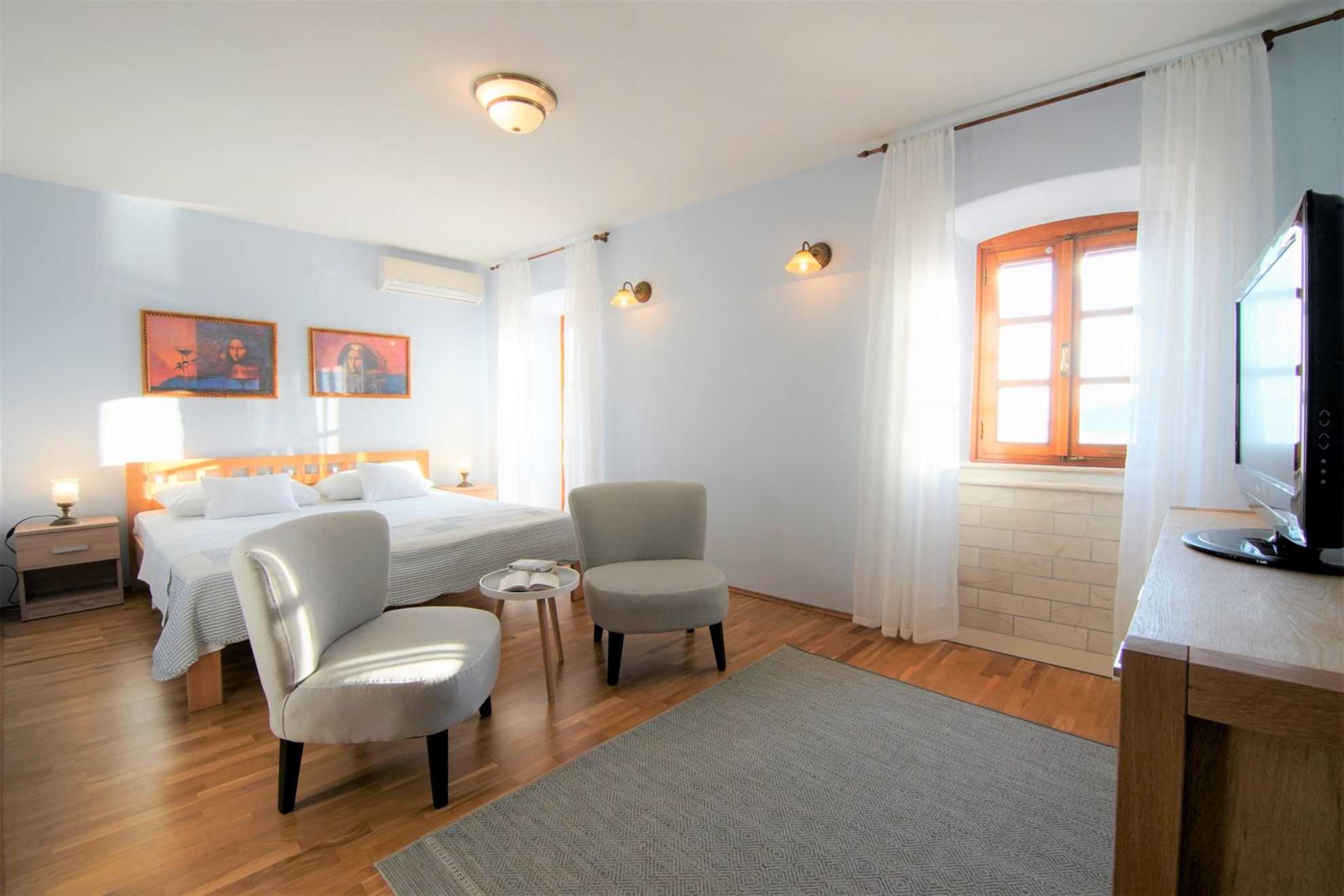Traditional villa with swimming pool in Sumartin