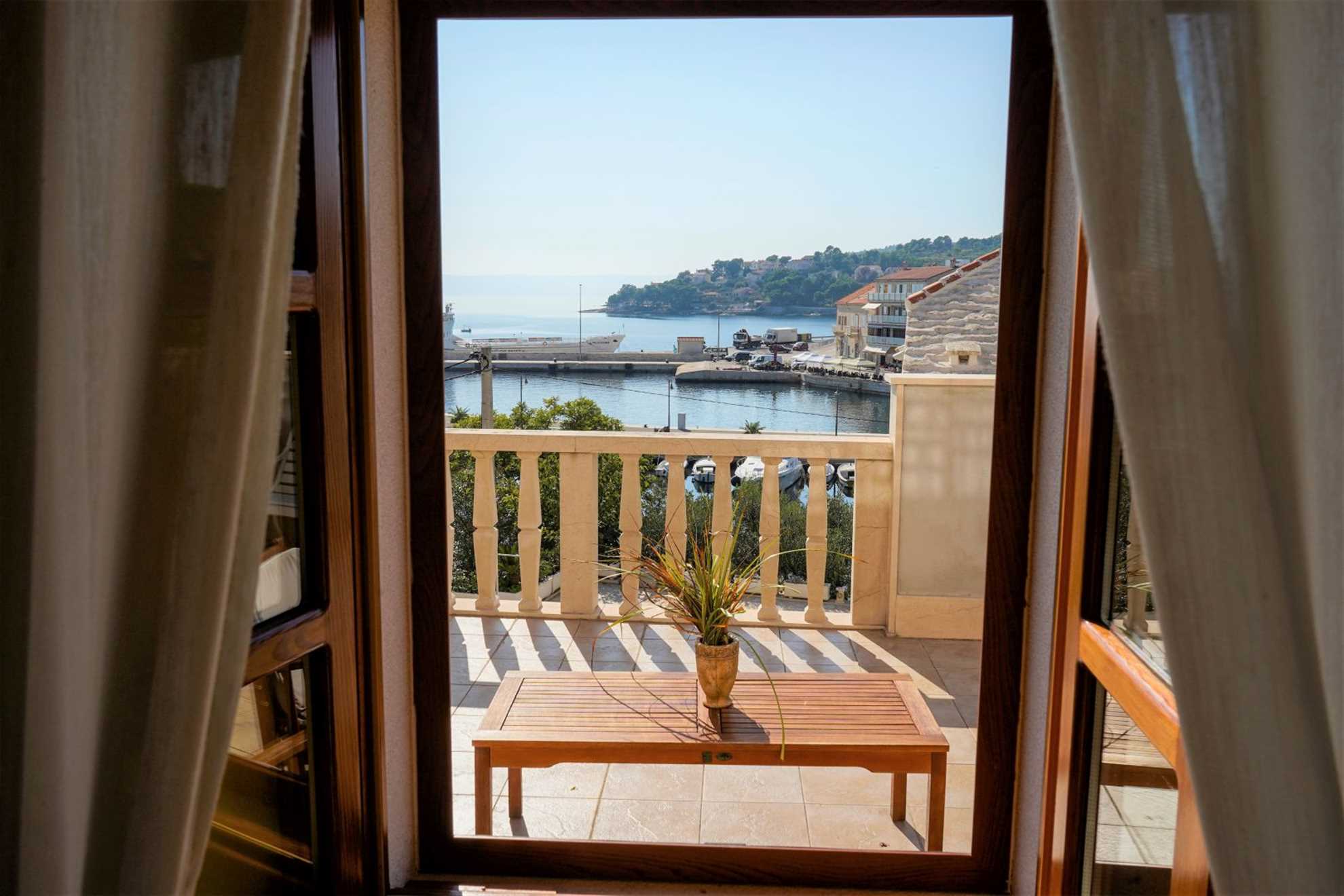 Traditional villa with swimming pool in Sumartin