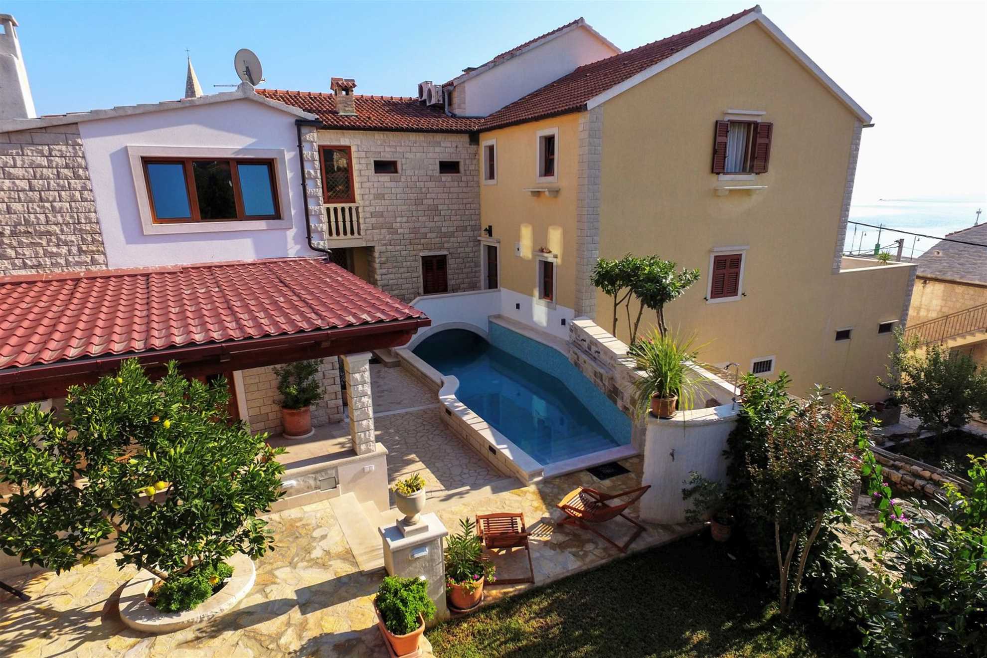 Traditional villa with swimming pool in Sumartin