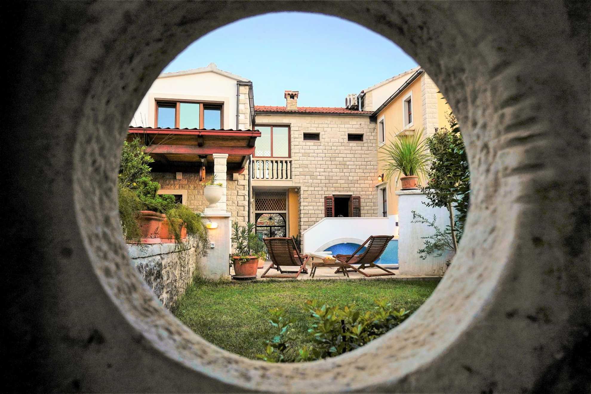 Traditional villa with swimming pool in Sumartin