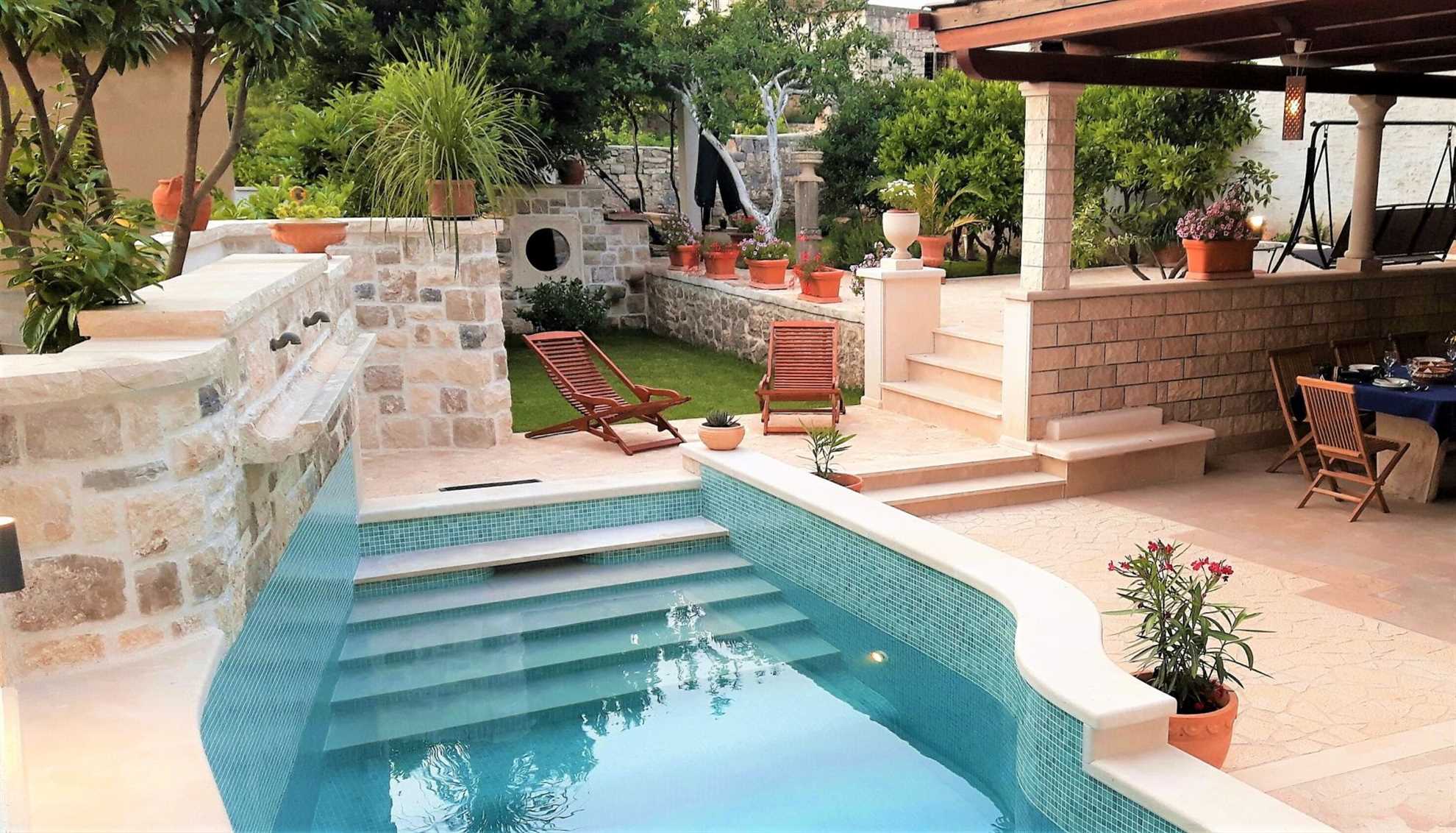 Traditional villa with swimming pool in Sumartin