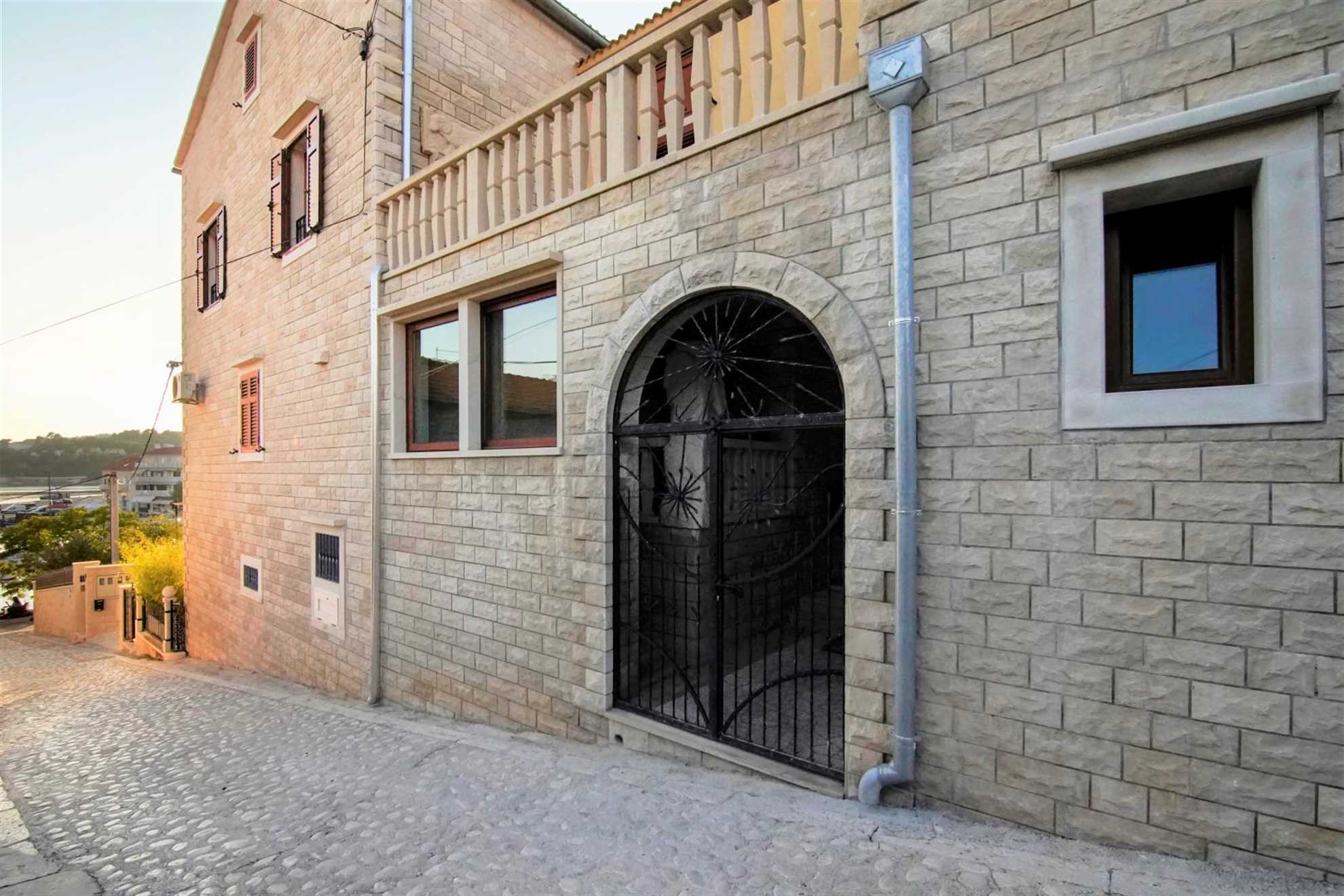 Traditional villa with swimming pool in Sumartin