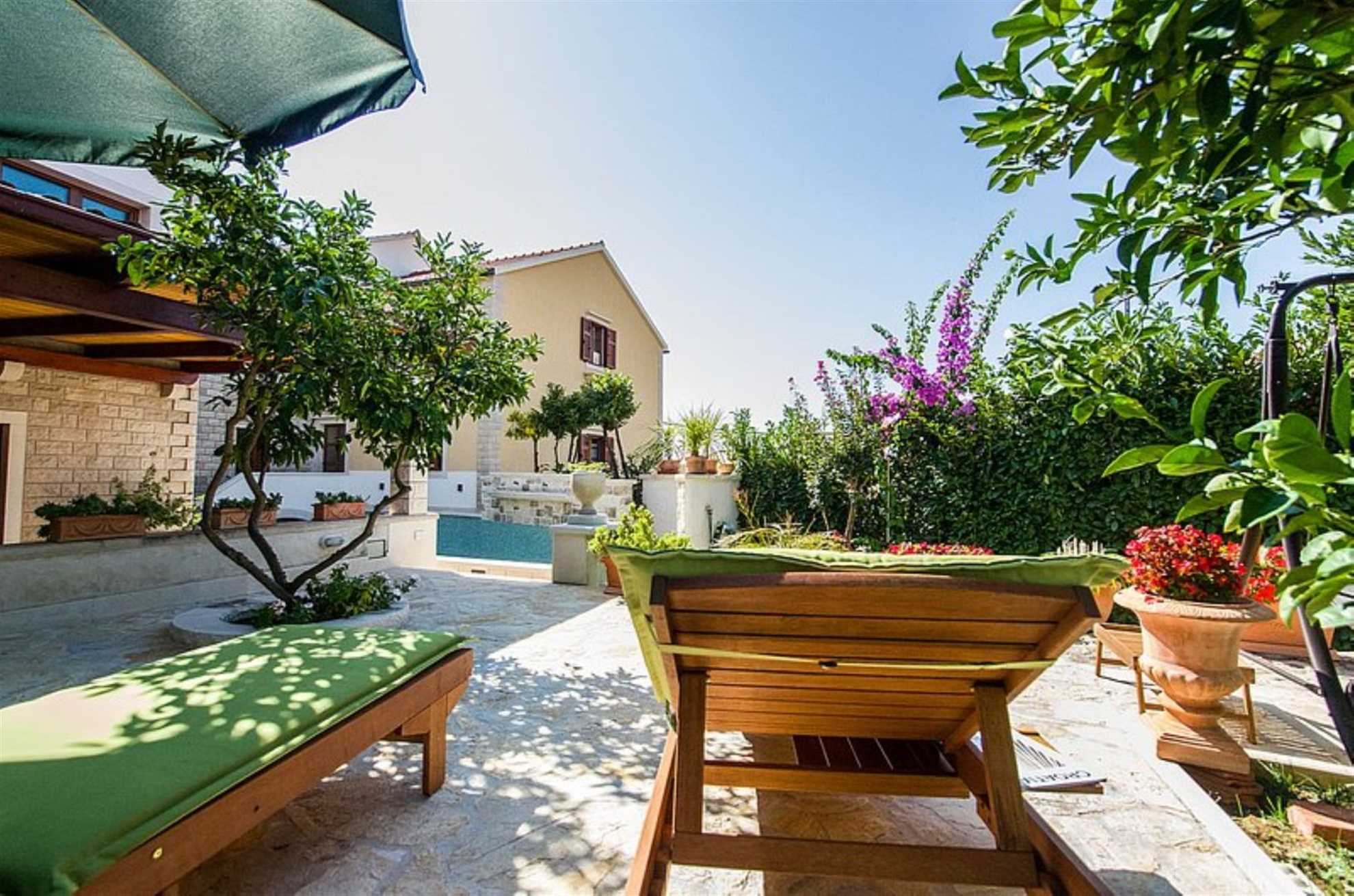 Traditional villa with swimming pool in Sumartin