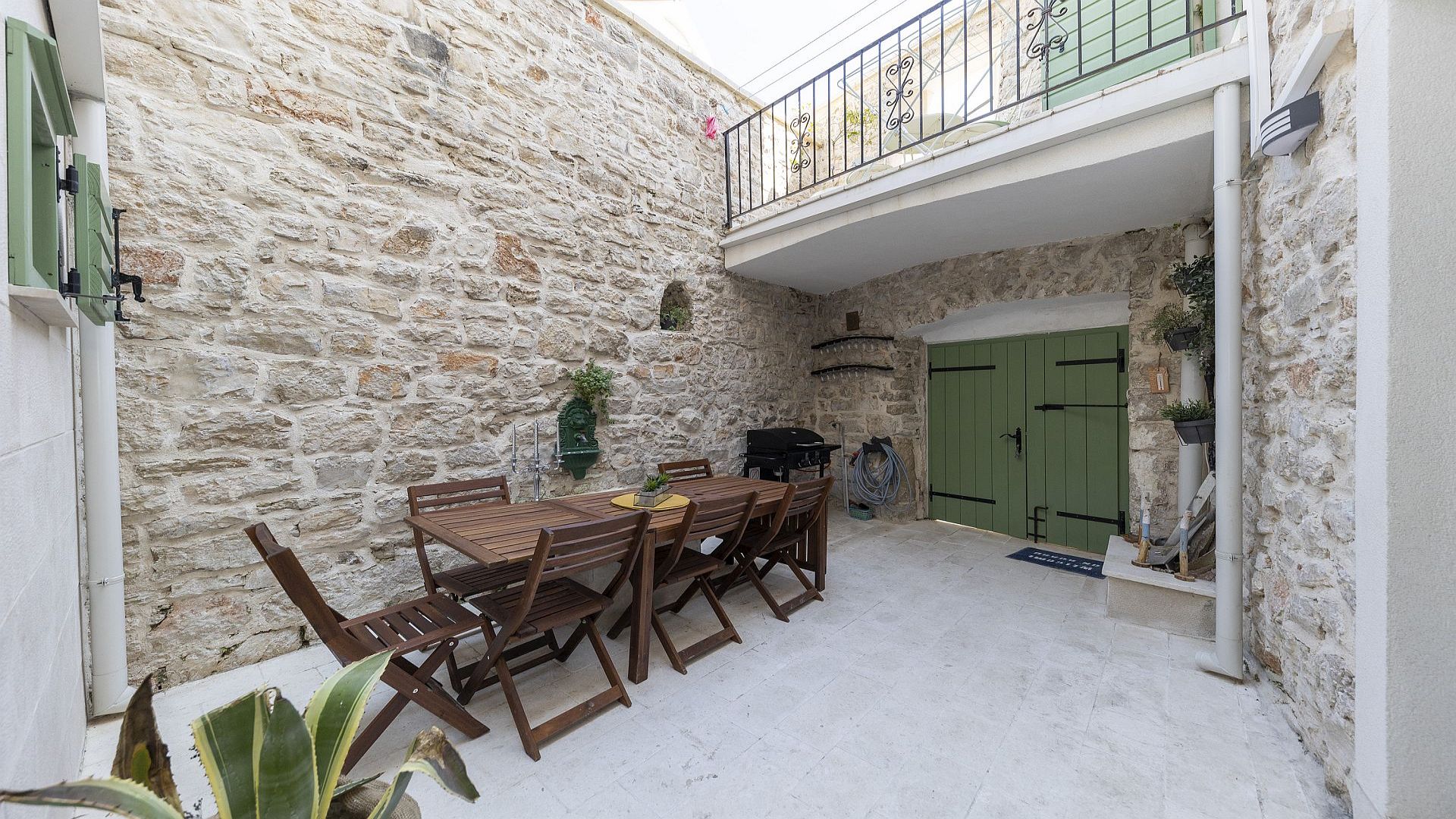 Charming stone villa in Betina