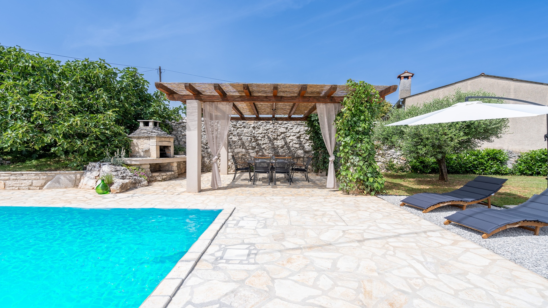 Cozy and charming villa in Tinjan