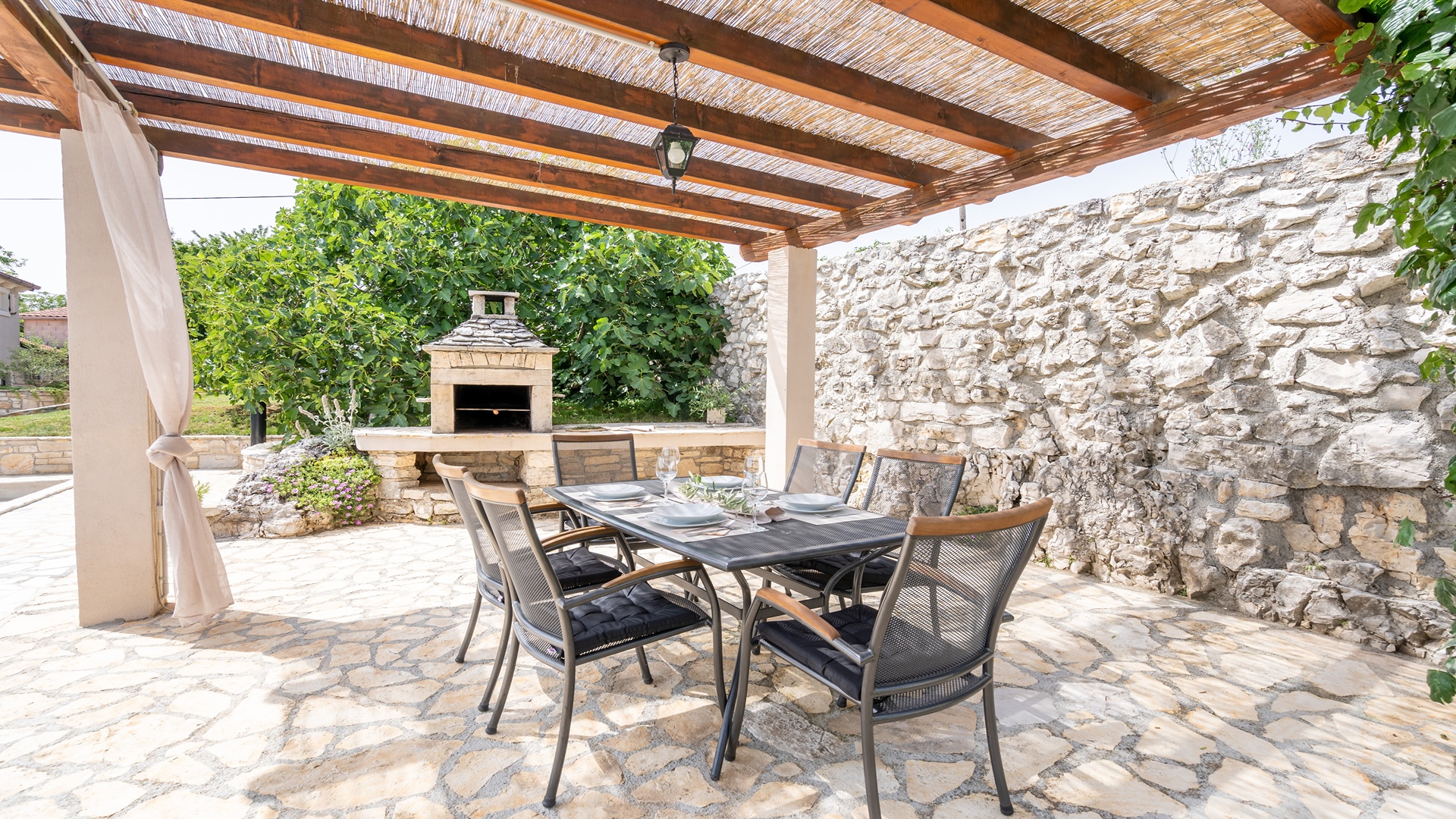 Cozy and charming villa in Tinjan