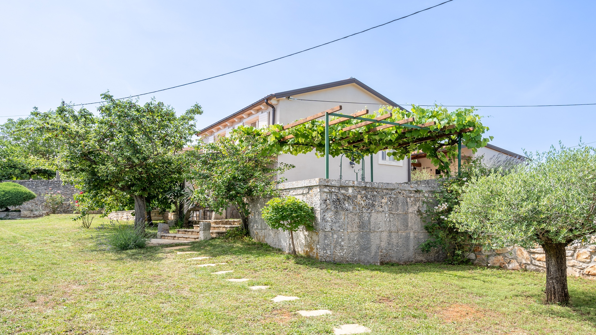 Cozy and charming villa in Tinjan