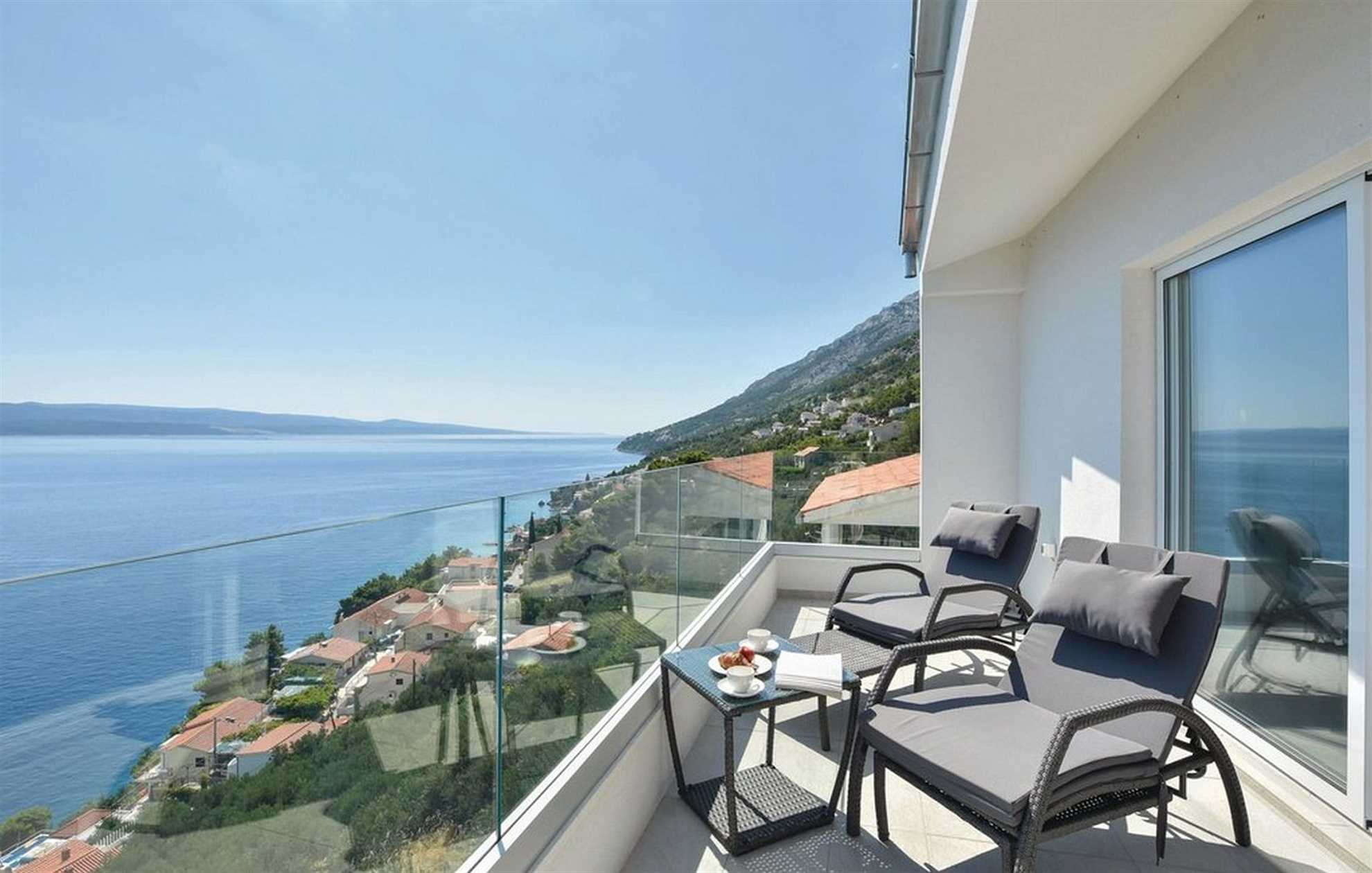 Beautiful villa with stunning view in Pisak