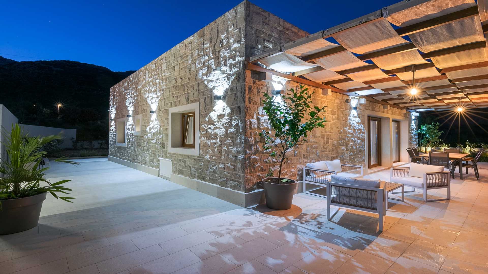 Charming coastal retreat with infinity pool and stunning views