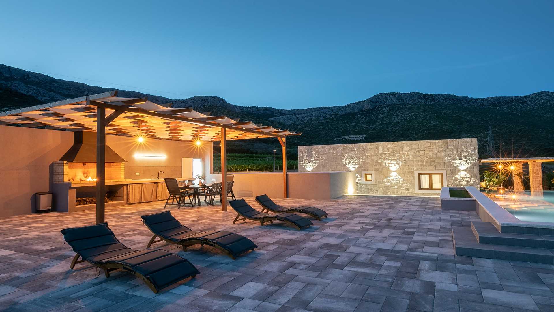 Charming coastal retreat with infinity pool and stunning views