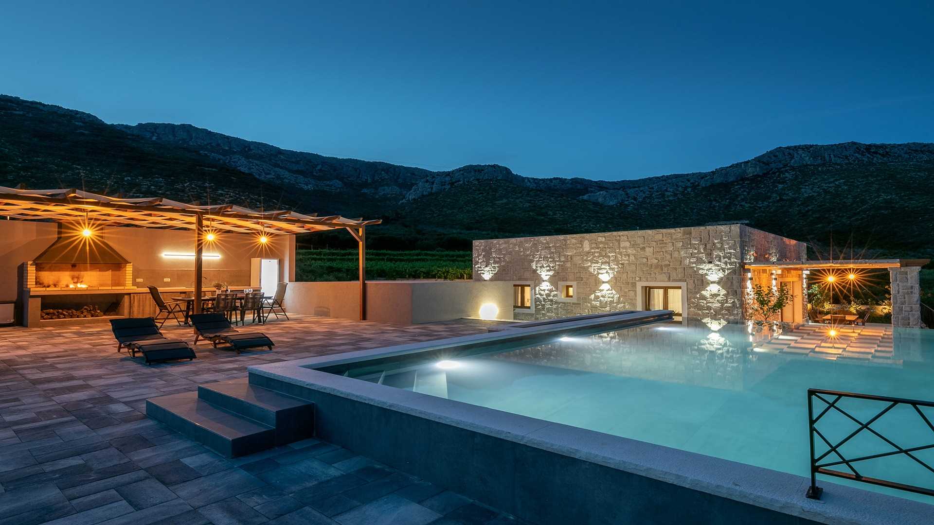 Charming coastal retreat with infinity pool and stunning views