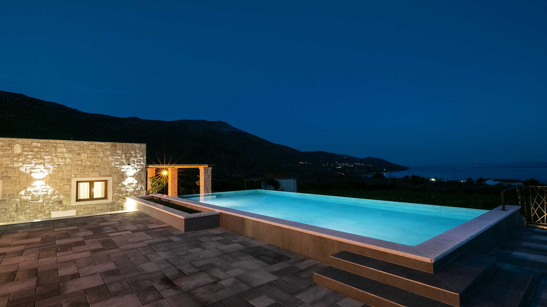 Charming coastal retreat with infinity pool and stunning views