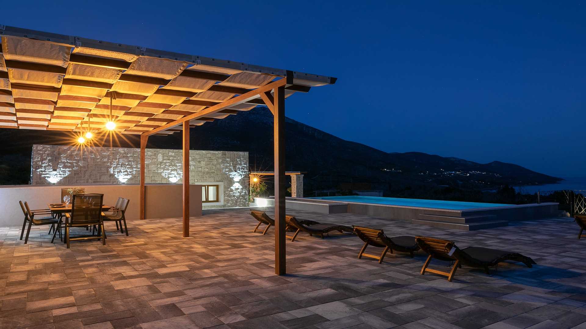 Charming coastal retreat with infinity pool and stunning views