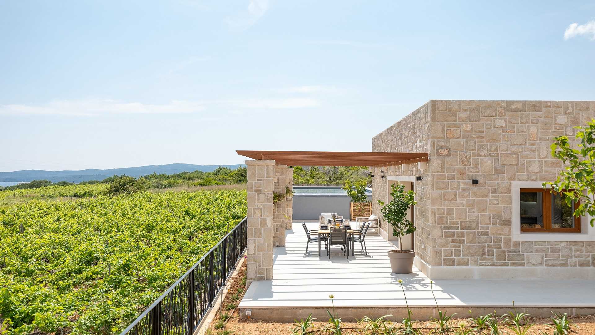 Charming coastal retreat with infinity pool and stunning views