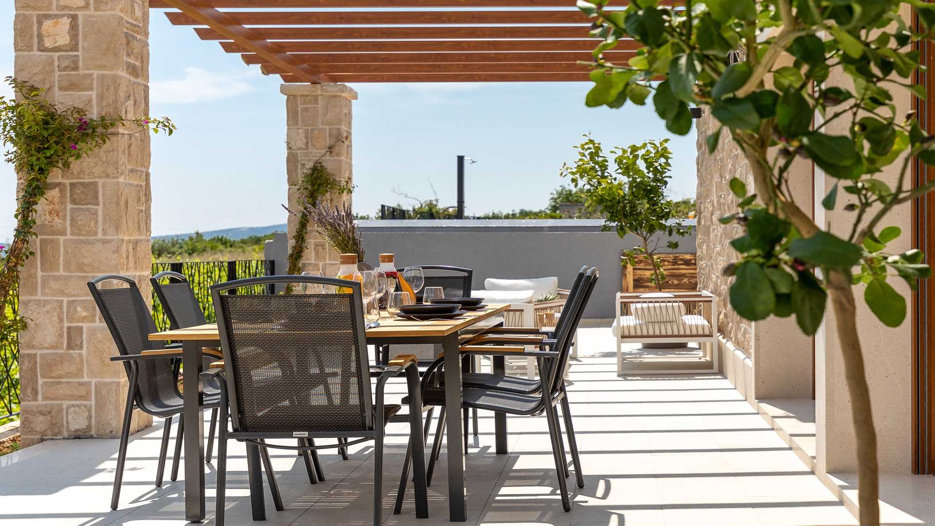 Charming coastal retreat with infinity pool and stunning views
