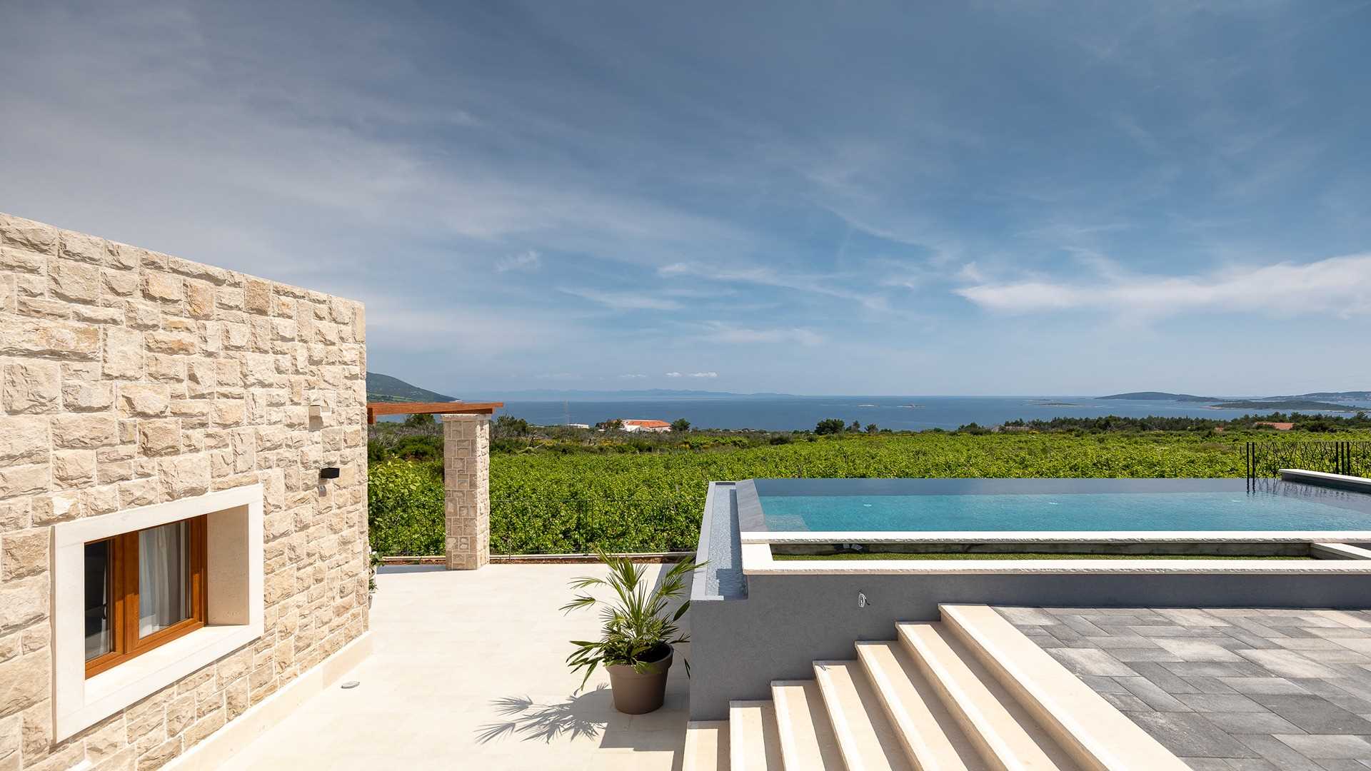 Charming coastal retreat with infinity pool and stunning views