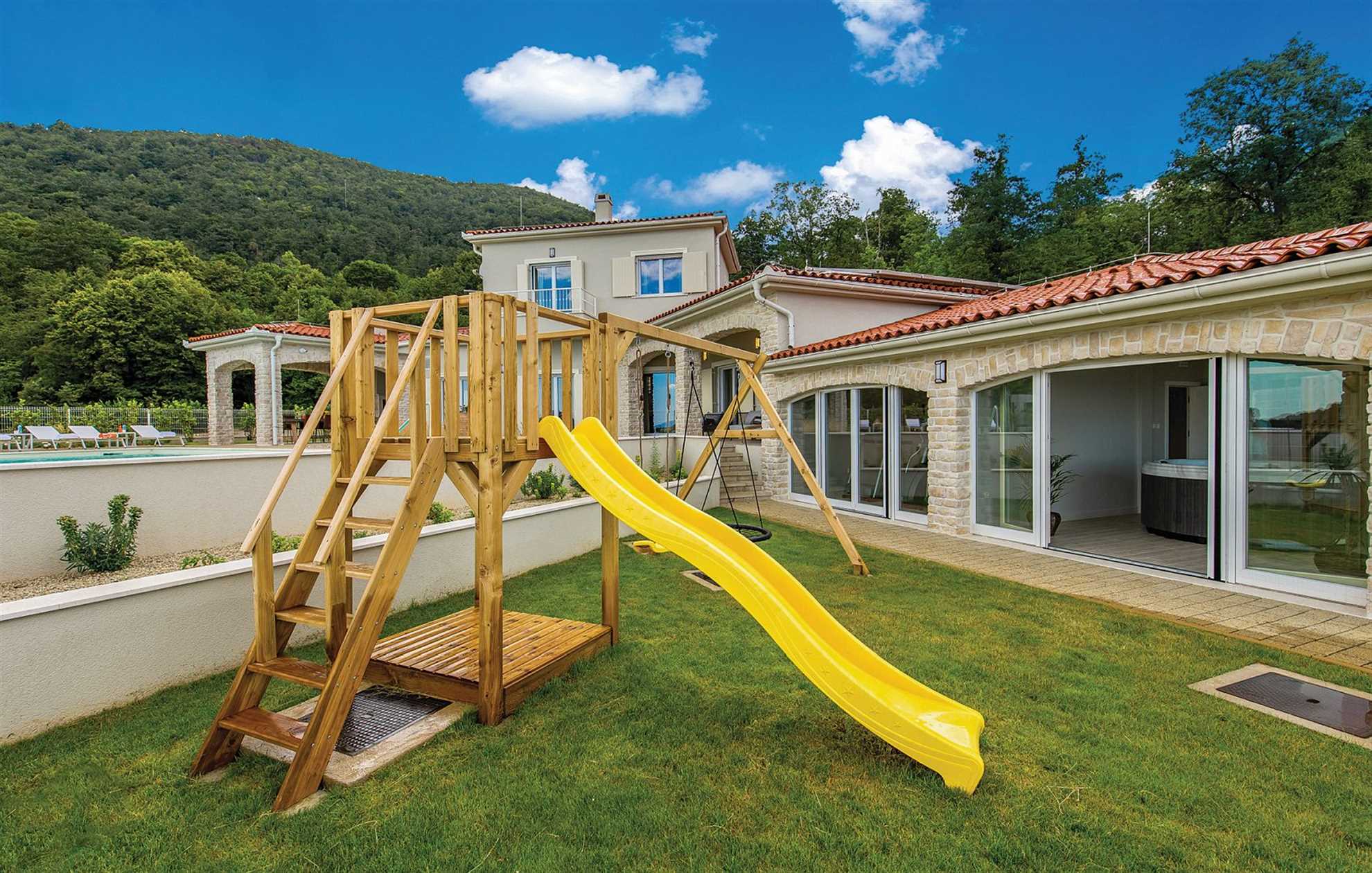 Family villa in Veprinac with a swimming pool