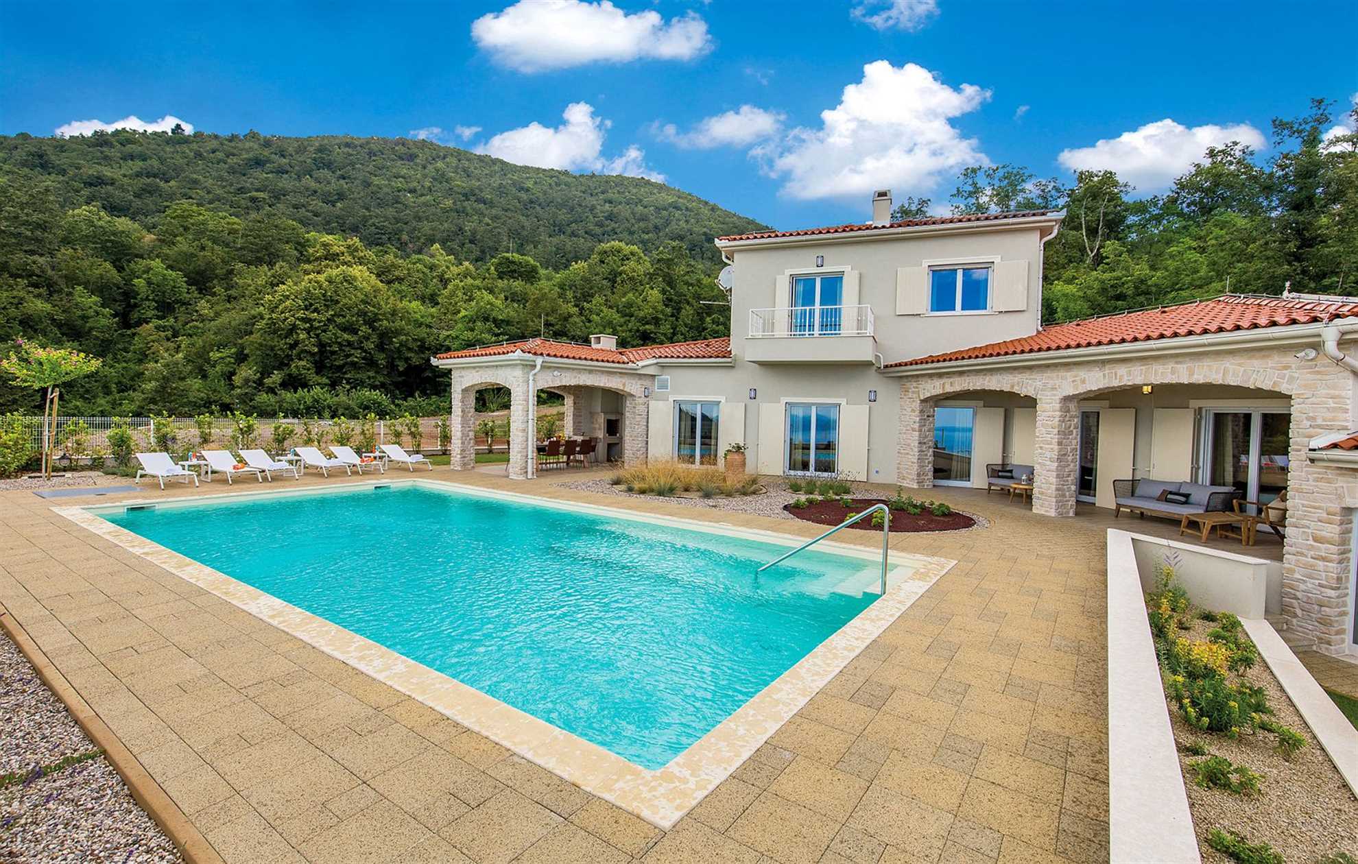 Family villa in Veprinac with a swimming pool