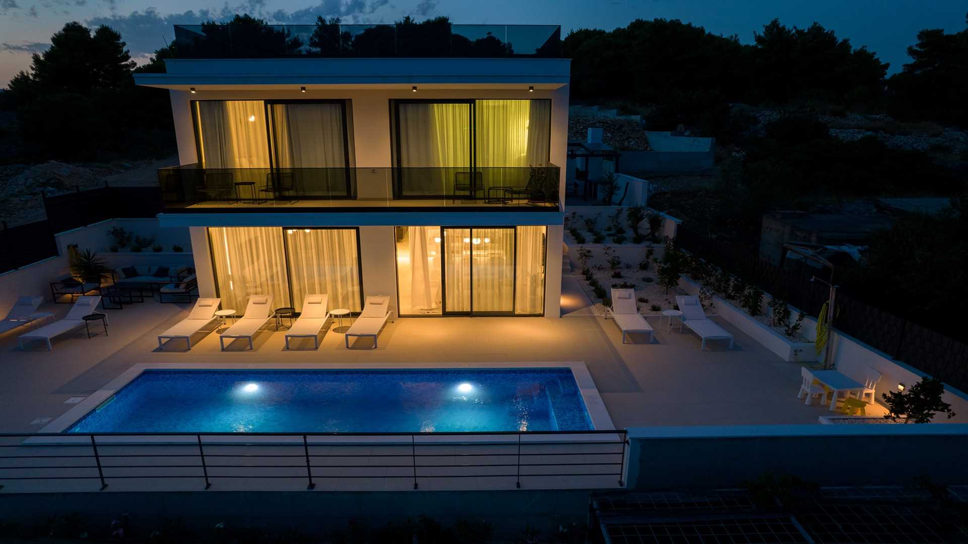 Villa Olive, Okrug Gornji