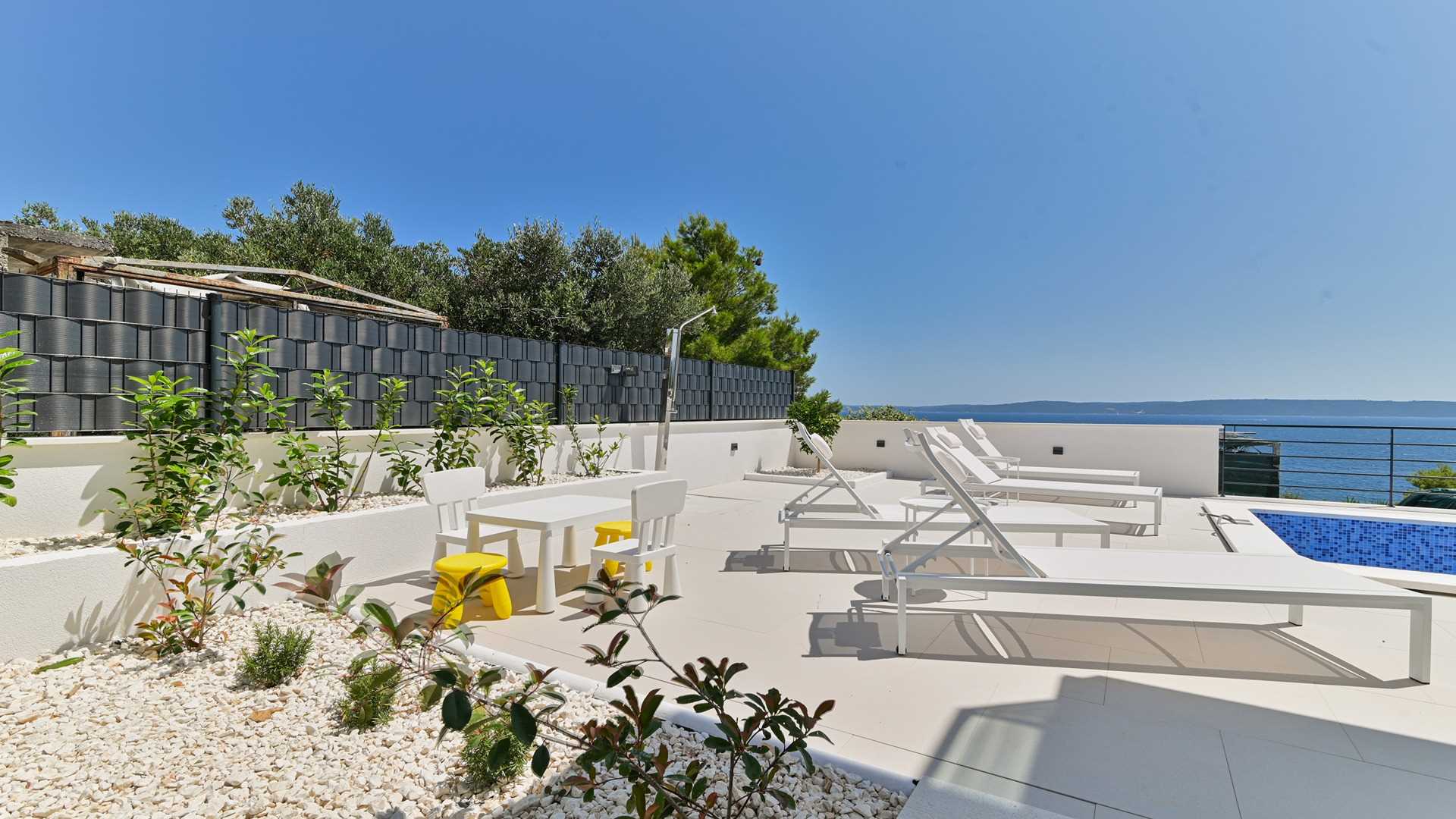 Villa Olive, Okrug Gornji