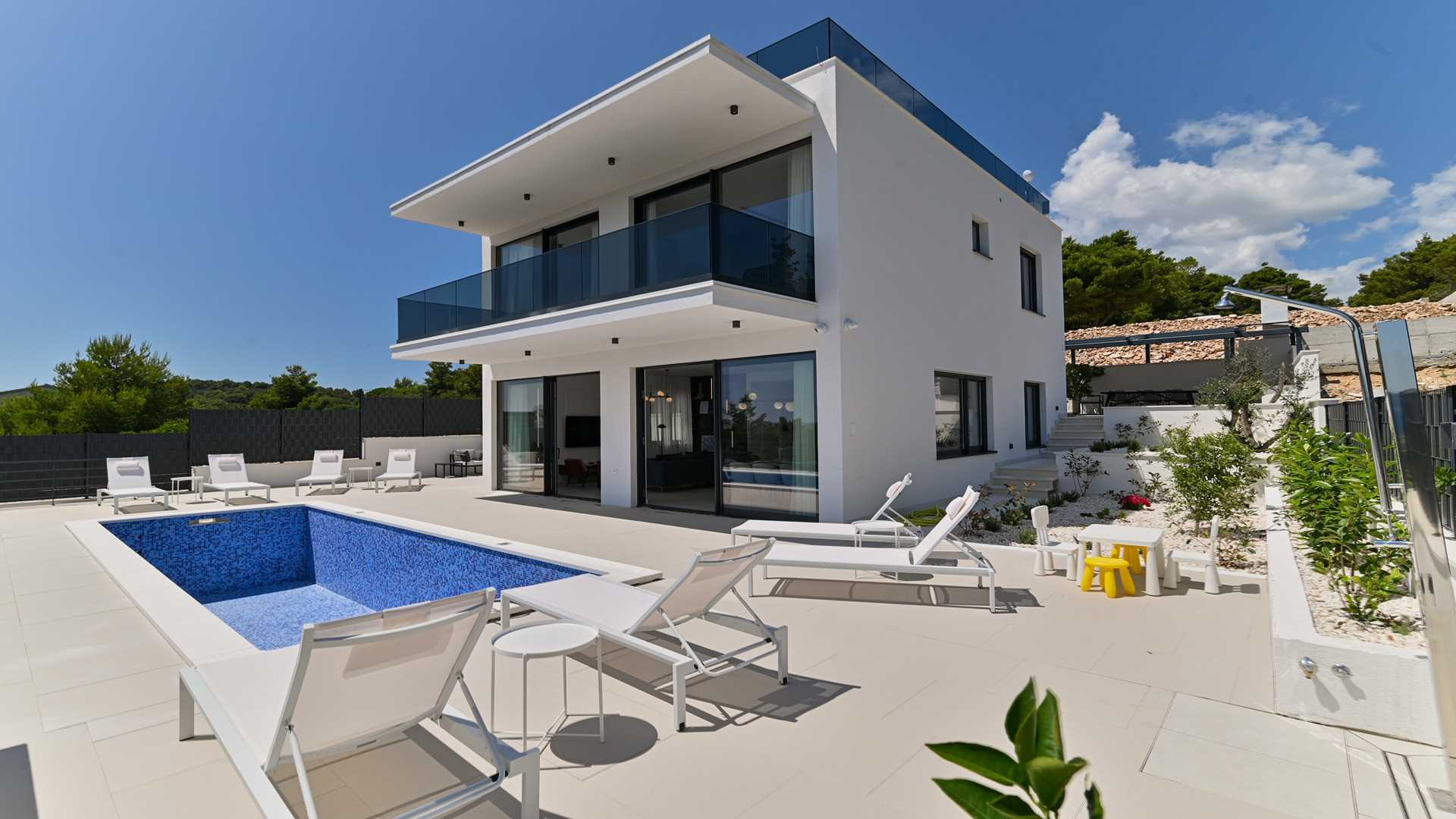Villa Olive, Okrug Gornji