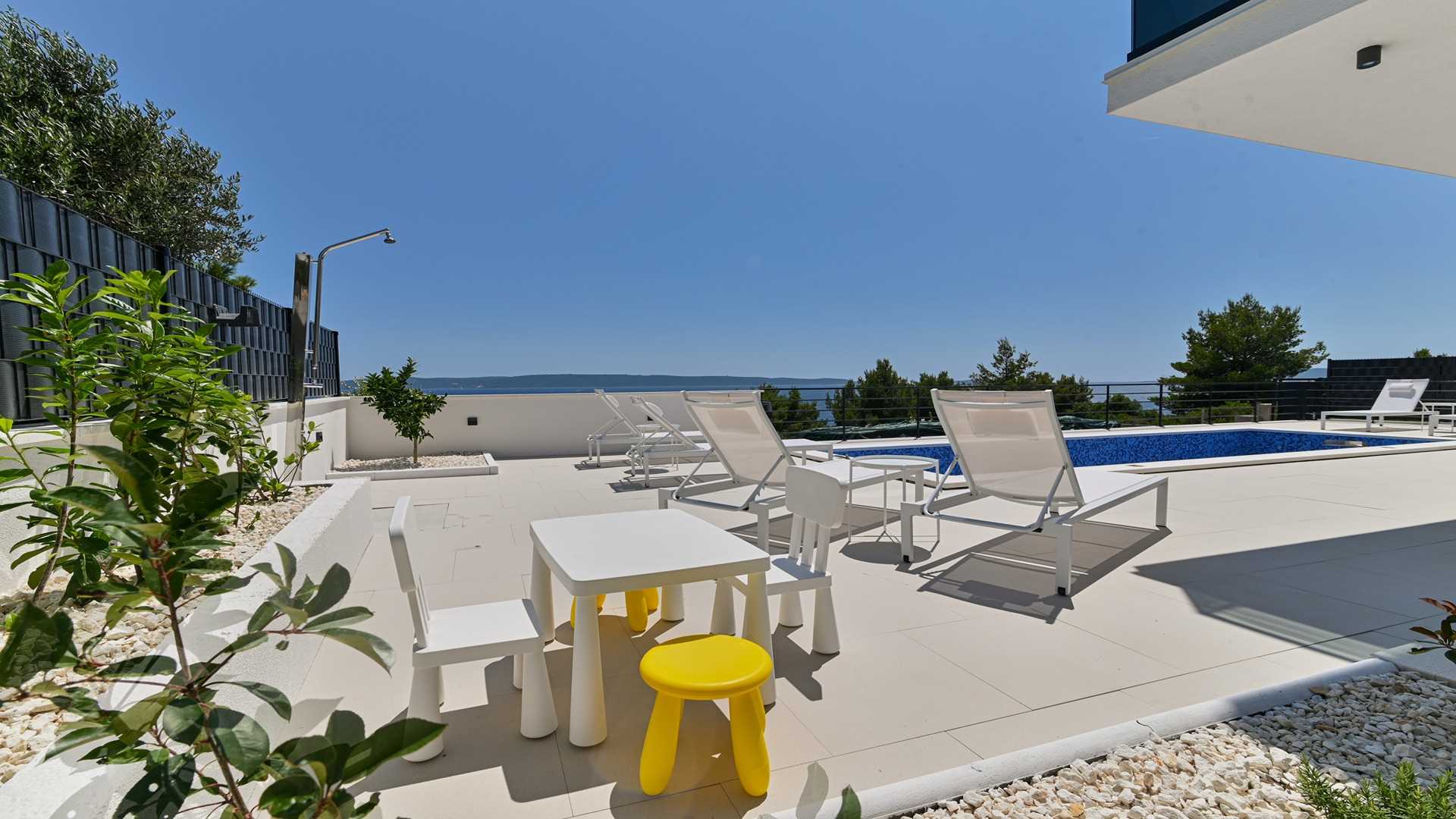 Villa Olive, Okrug Gornji