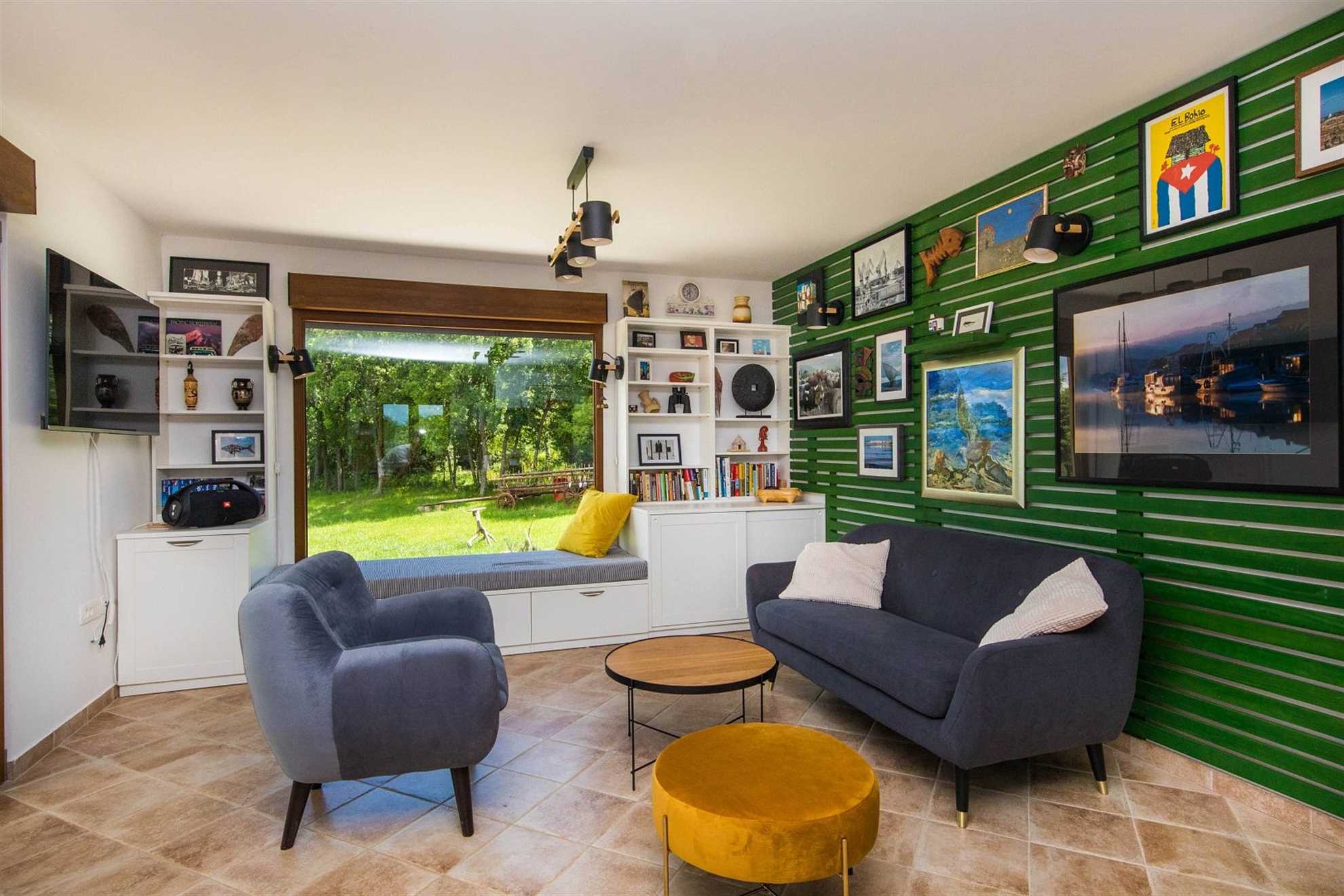 Family villa with a pool and a large garden