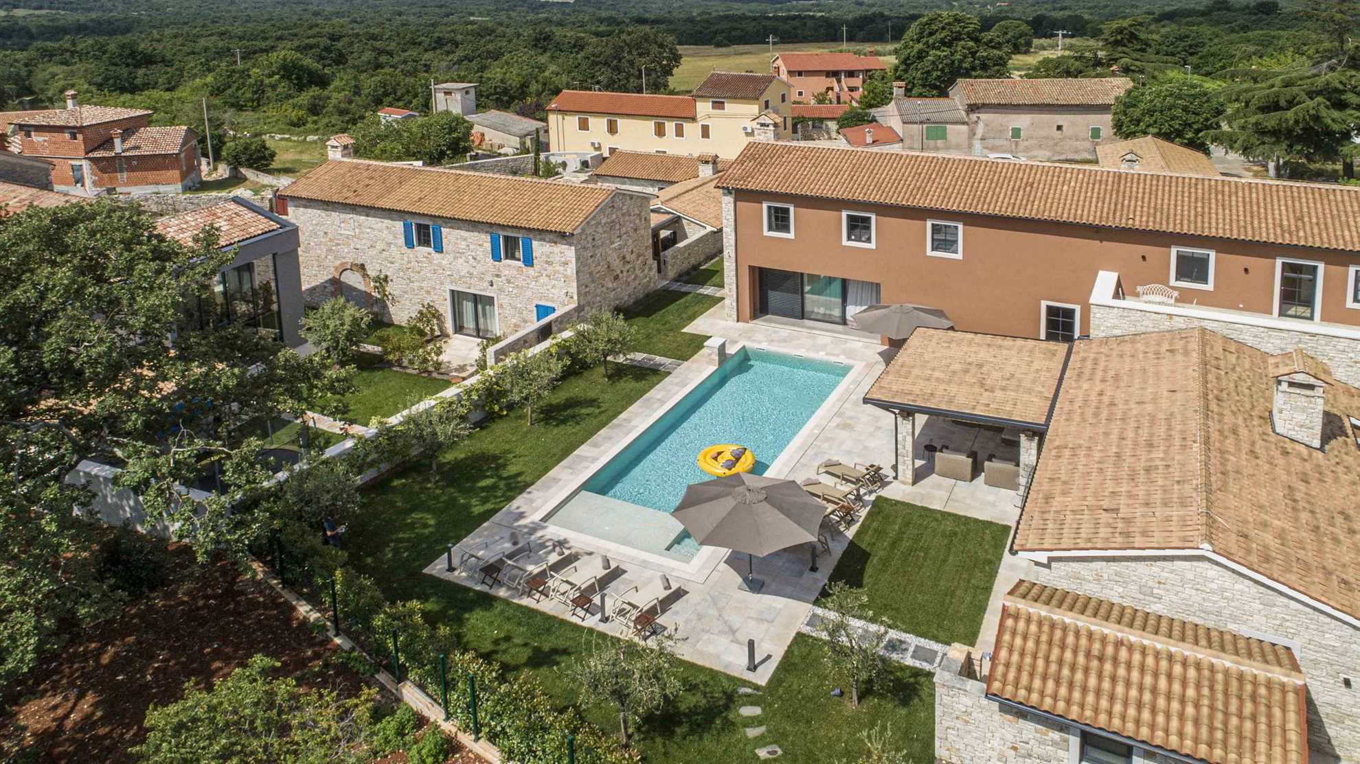 Luxurious poolside villa with sea view situated in Barat