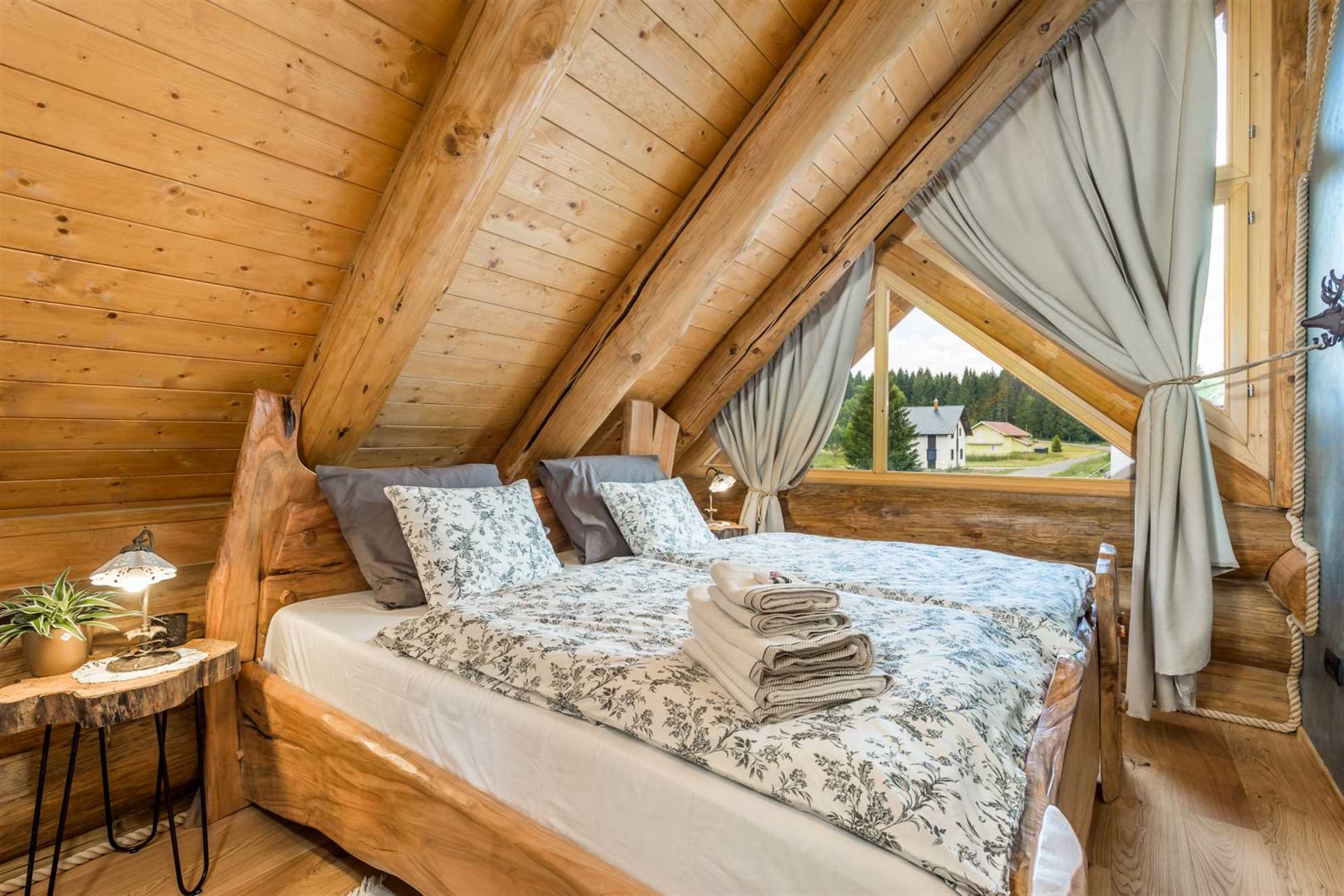 Charming cottage with outdoor jacuzzi in Hlevci
