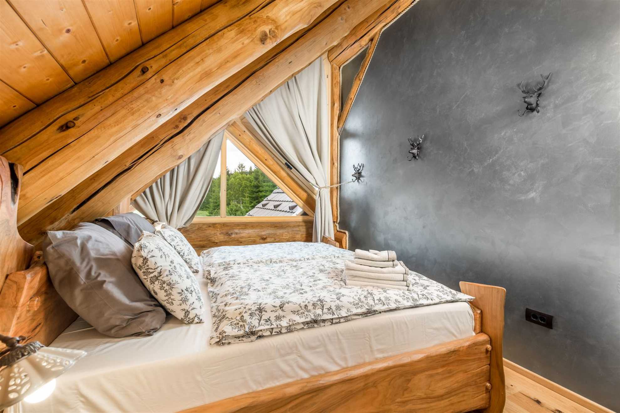 Charming cottage with outdoor jacuzzi in Hlevci