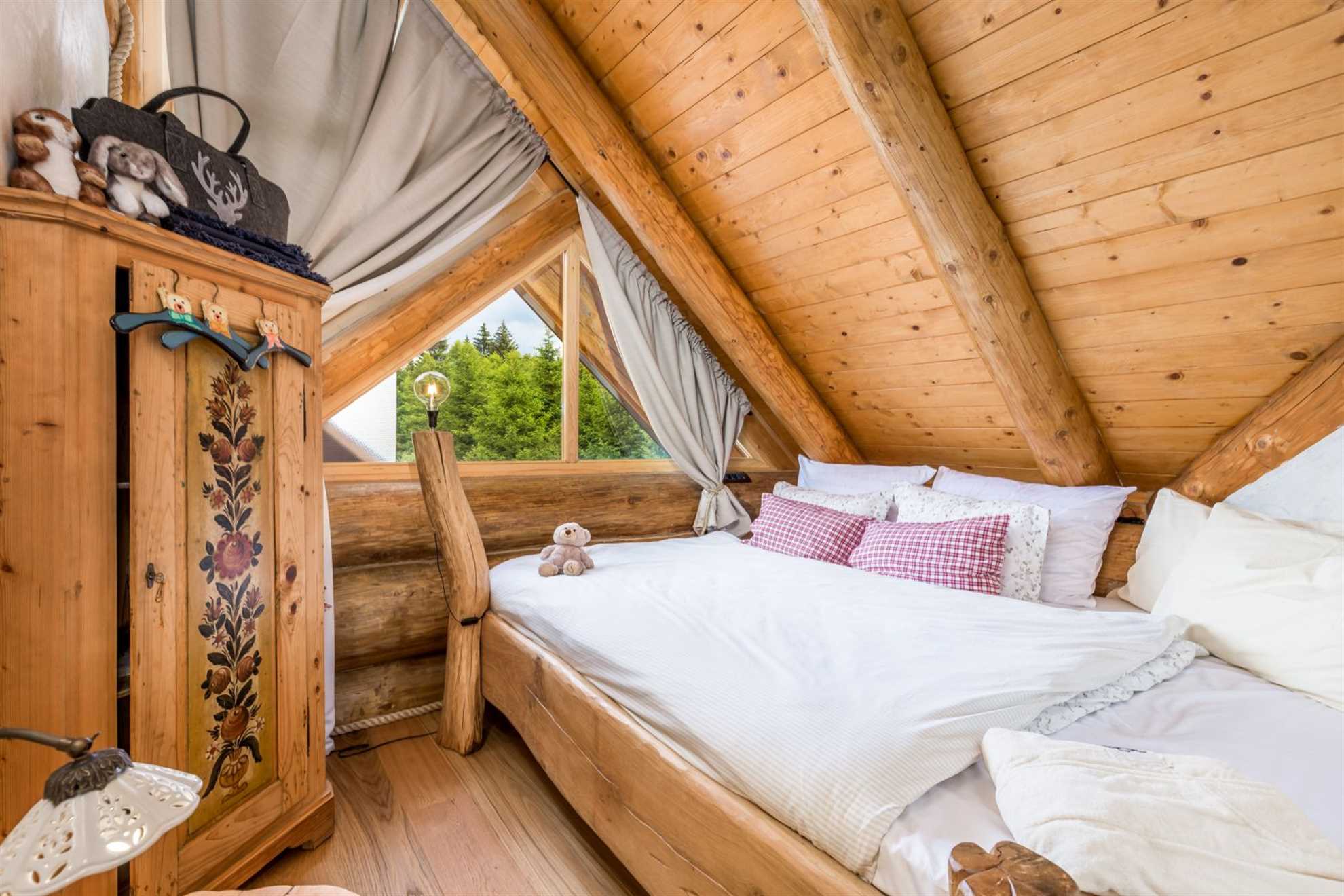 Charming cottage with outdoor jacuzzi in Hlevci