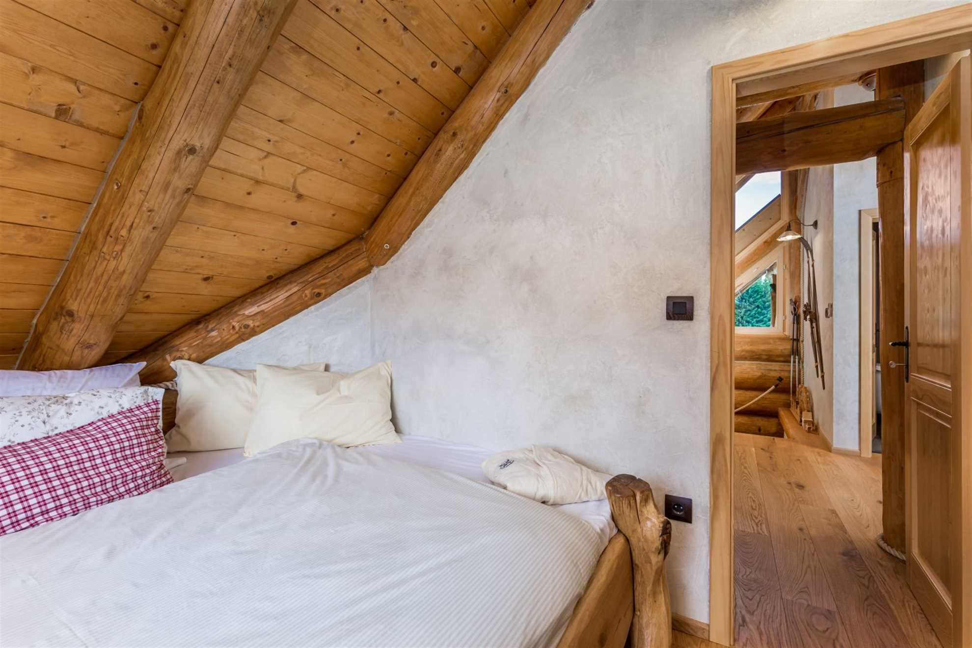 Charming cottage with outdoor jacuzzi in Hlevci