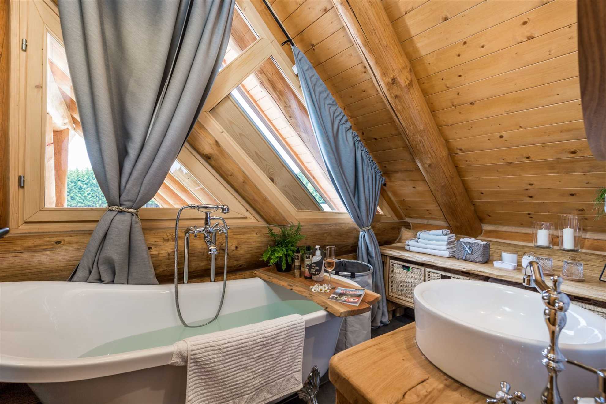 Charming cottage with outdoor jacuzzi in Hlevci