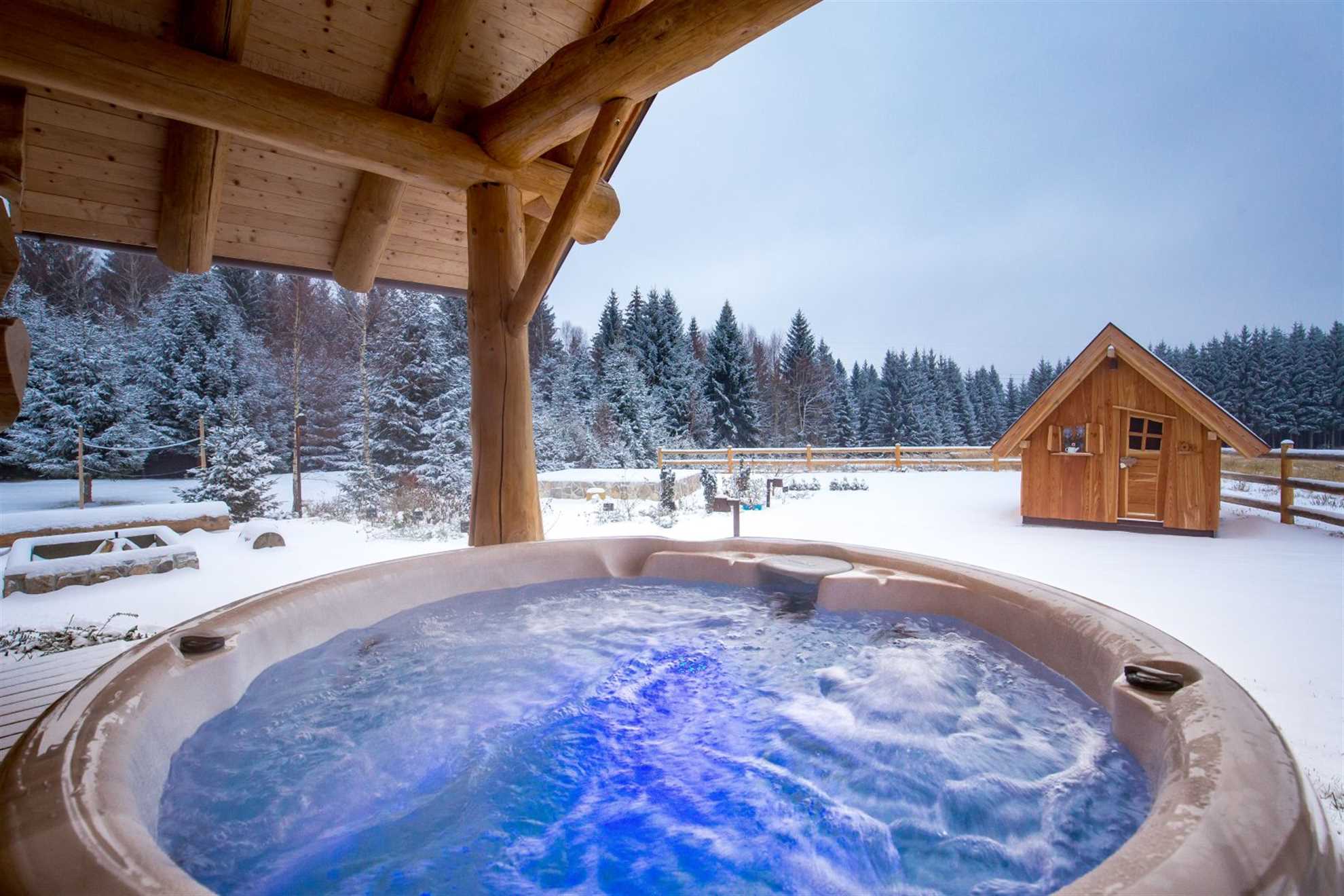 Charming cottage with outdoor jacuzzi in Hlevci