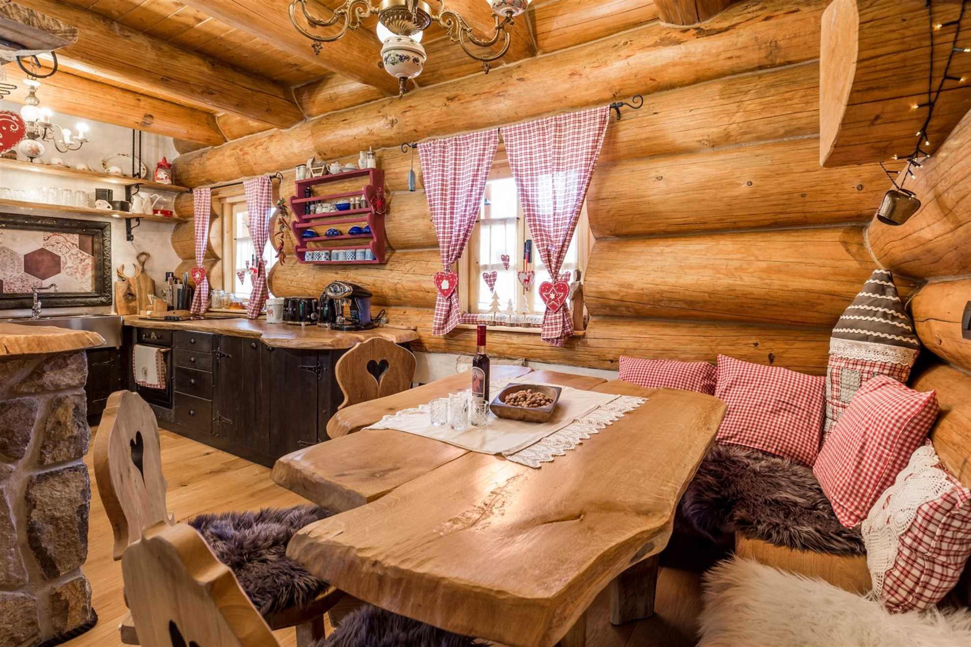 Charming cottage with outdoor jacuzzi in Hlevci