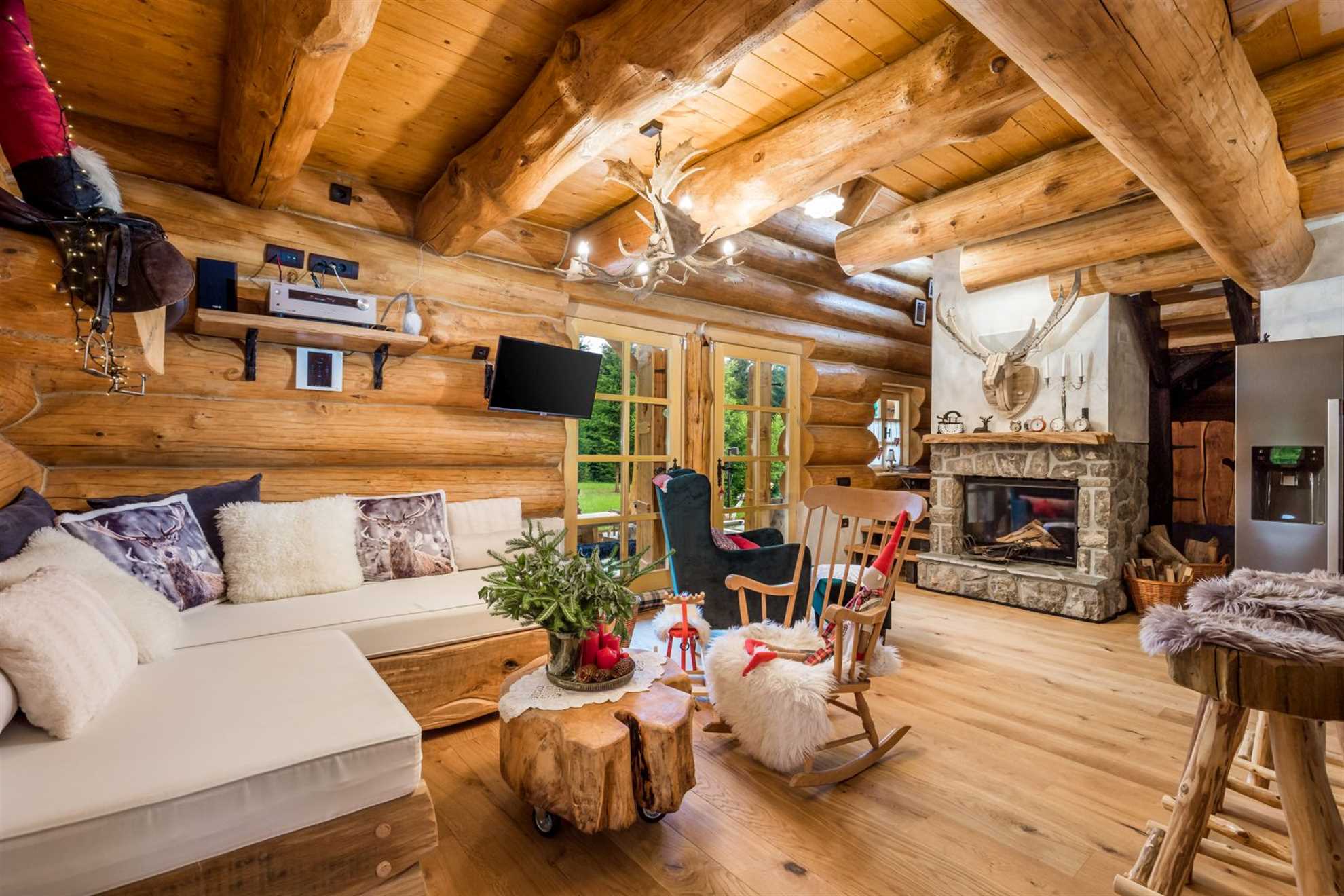 Charming cottage with outdoor jacuzzi in Hlevci
