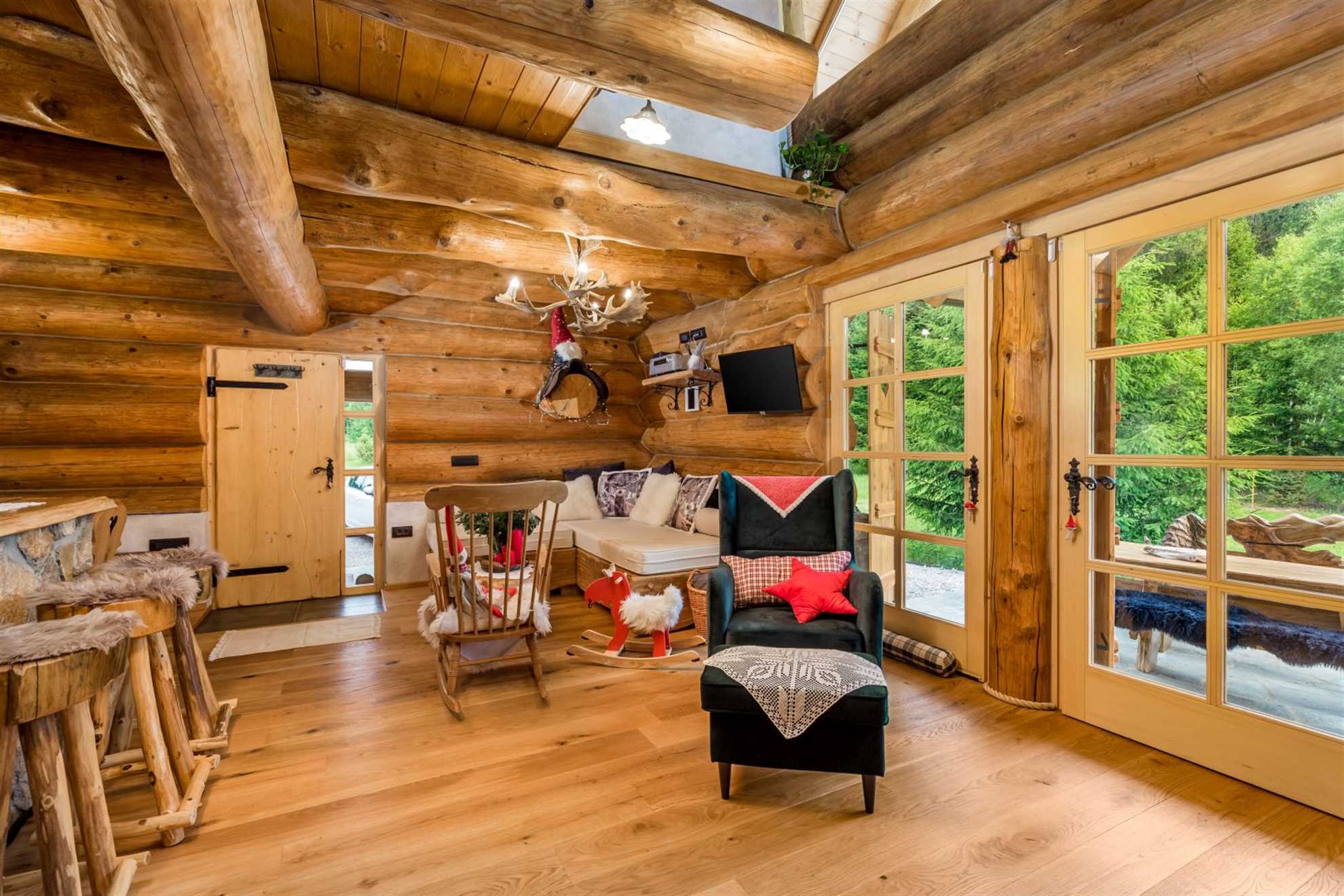 Charming cottage with outdoor jacuzzi in Hlevci