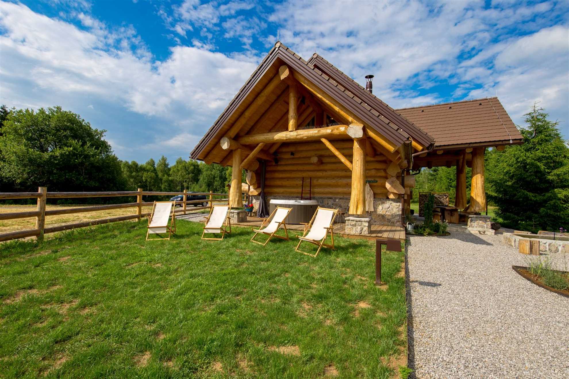 Charming cottage with outdoor jacuzzi in Hlevci