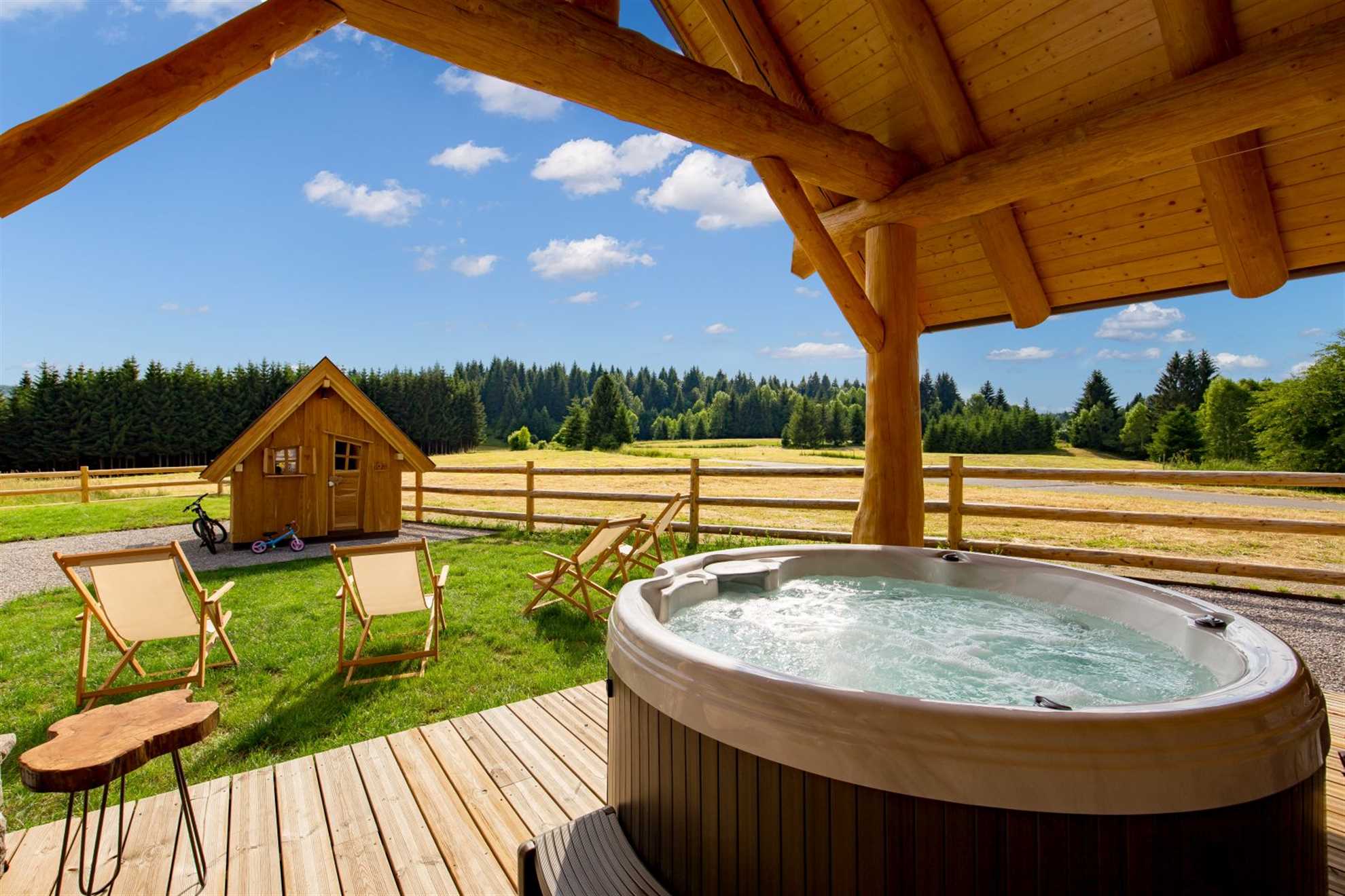 Charming cottage with outdoor jacuzzi in Hlevci