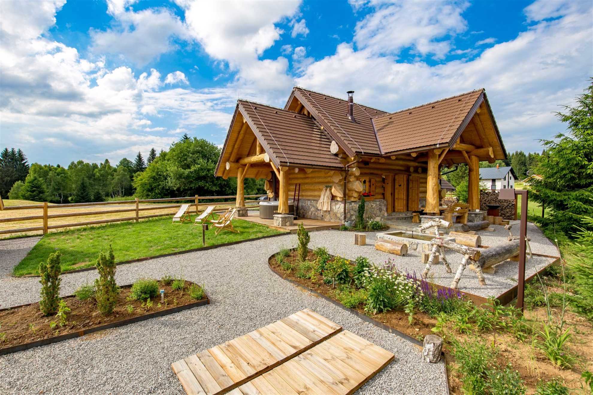 Charming cottage with outdoor jacuzzi in Hlevci