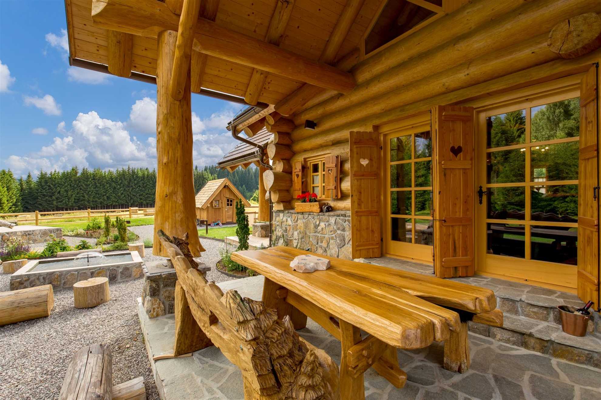 Charming cottage with outdoor jacuzzi in Hlevci