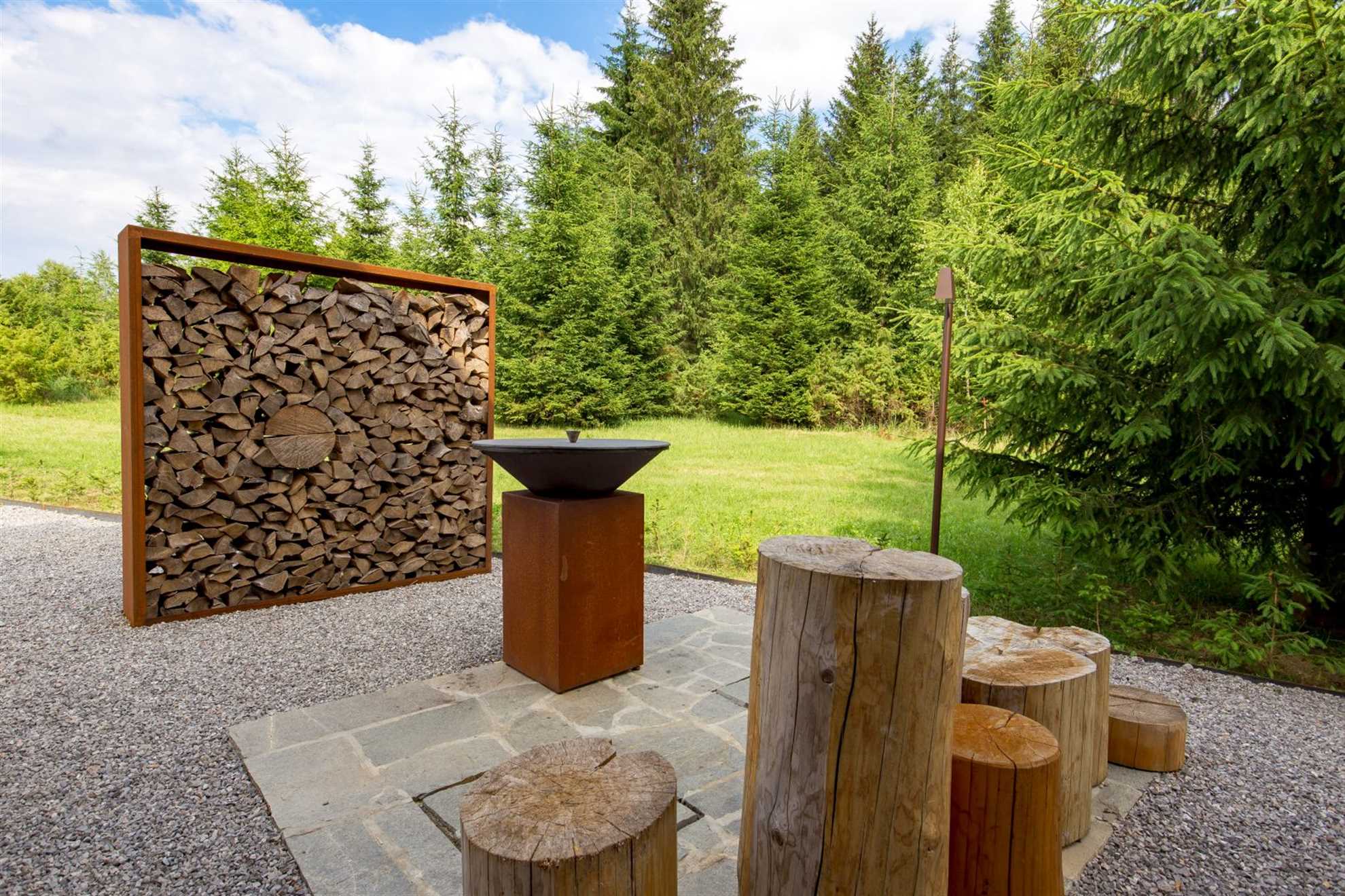 Charming cottage with outdoor jacuzzi in Hlevci