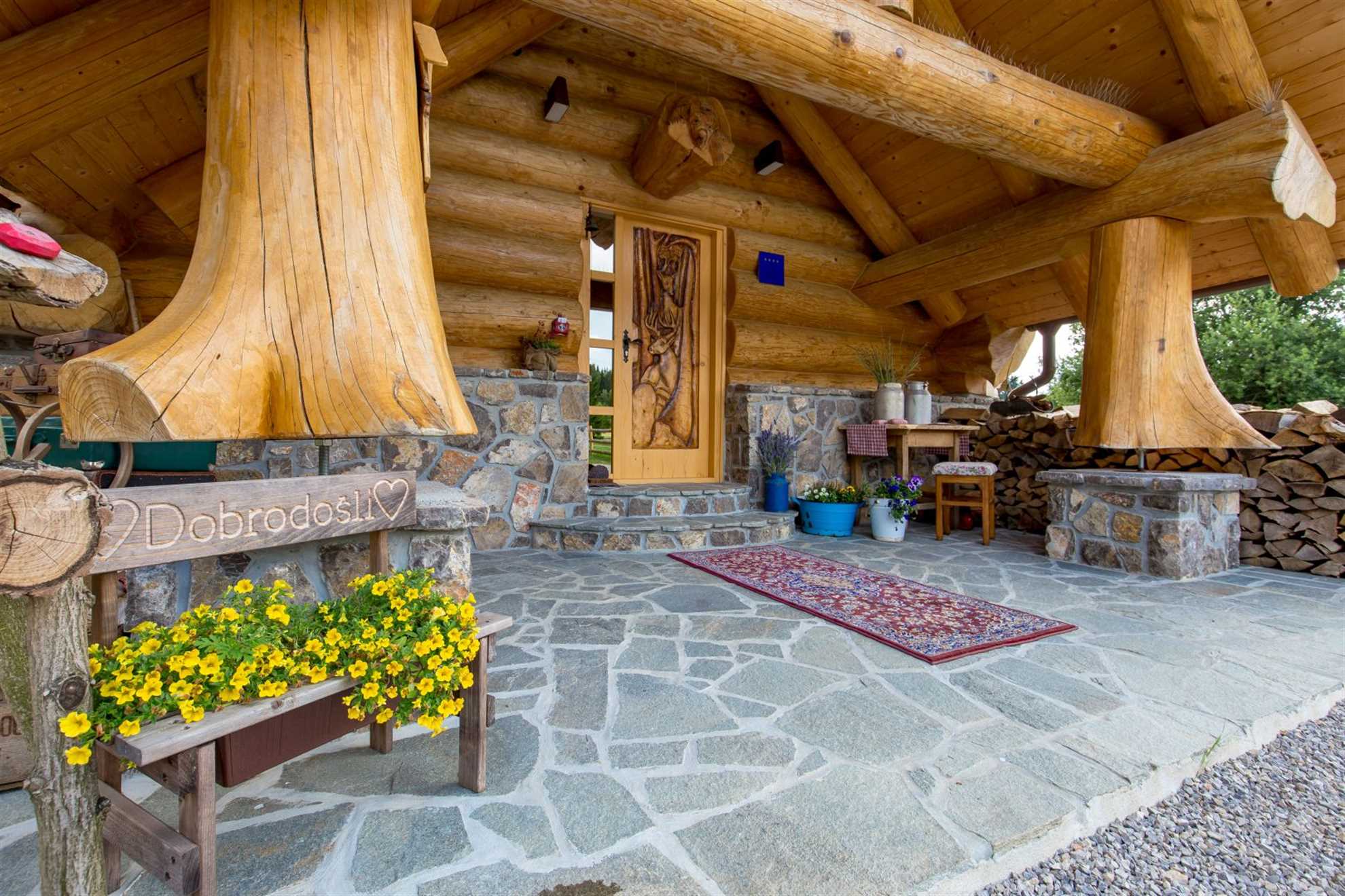 Charming cottage with outdoor jacuzzi in Hlevci